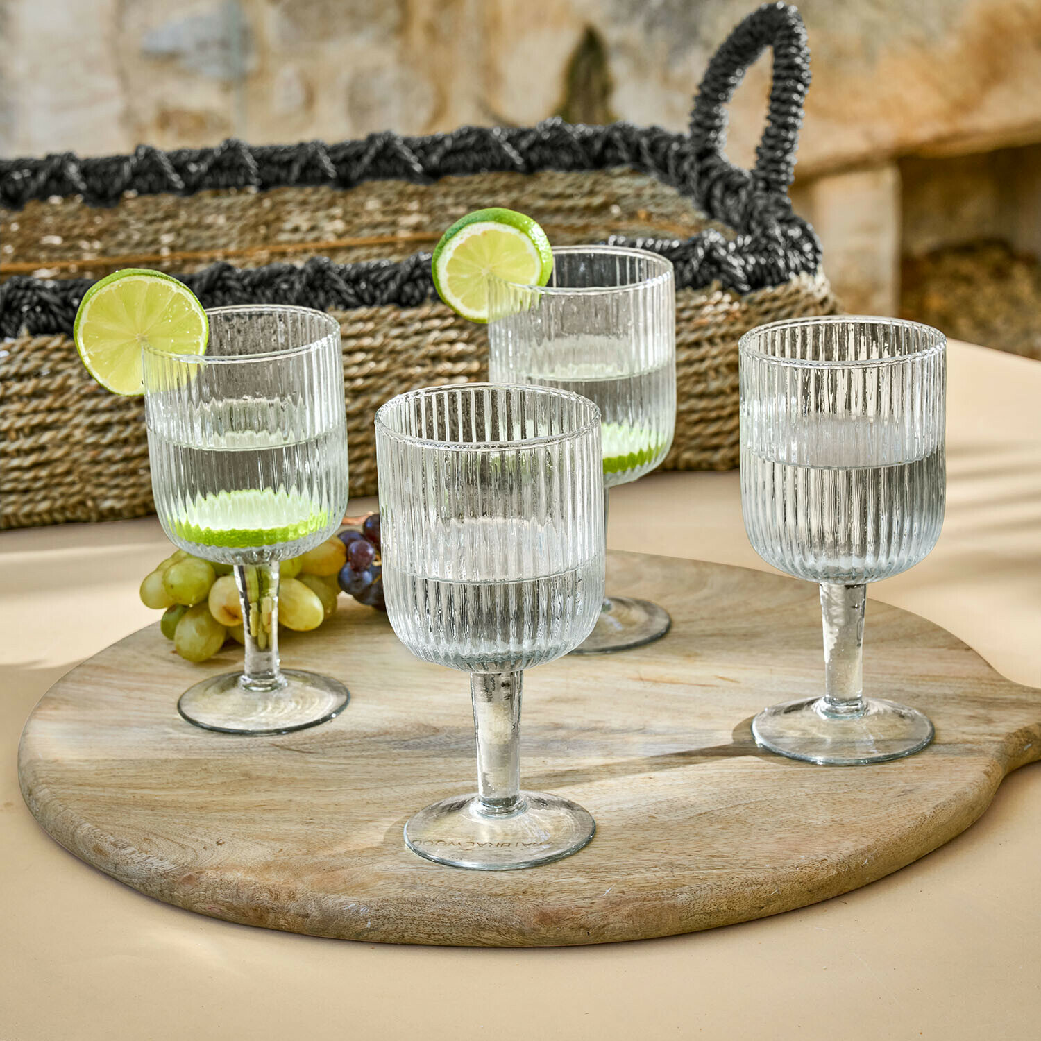 Glas set van 4 Caleza Set van vier doorzichtige geribbelde glazen op houten dienblad met limoenplakjes