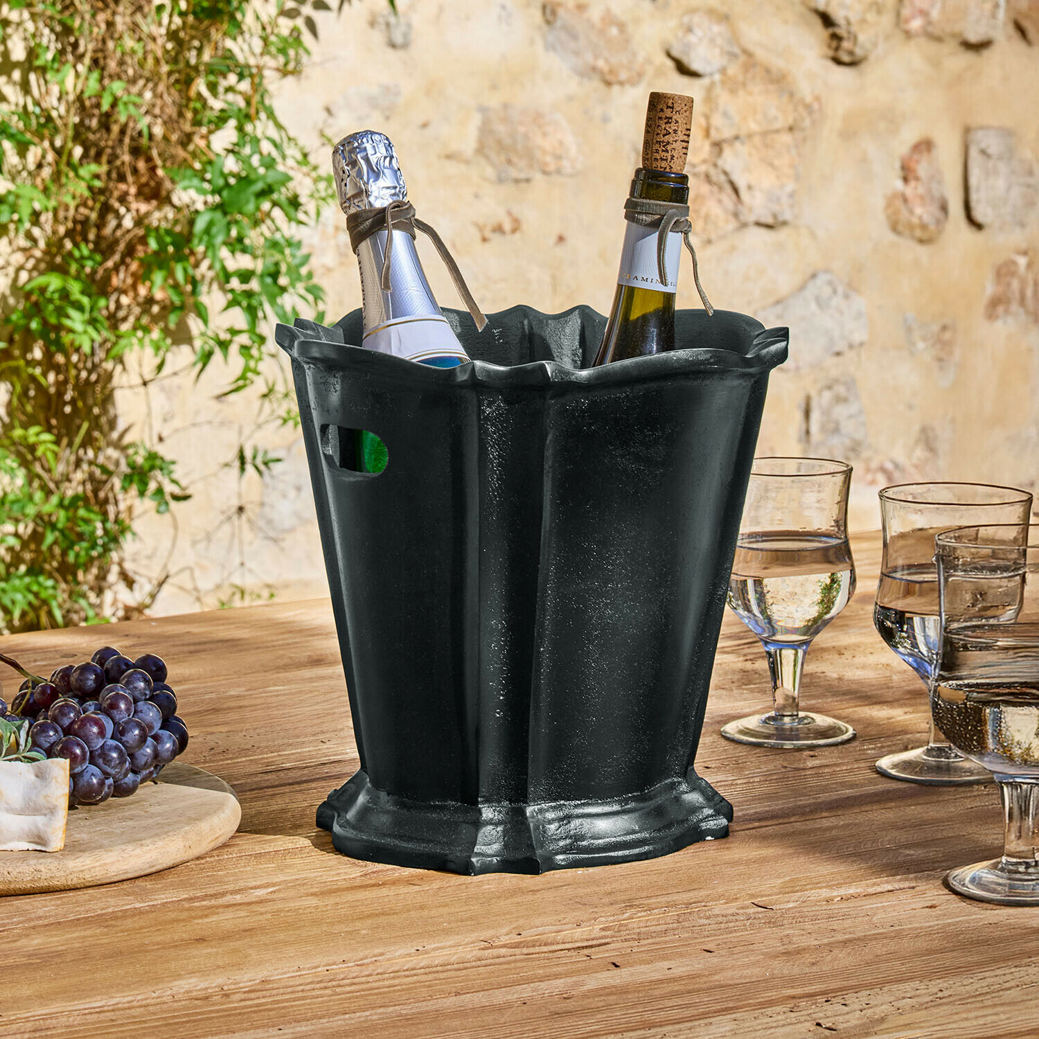 Drankenkoeler Trévaux Zwarte metalen ijsemmer met twee wijnflessen op houten tafel buiten