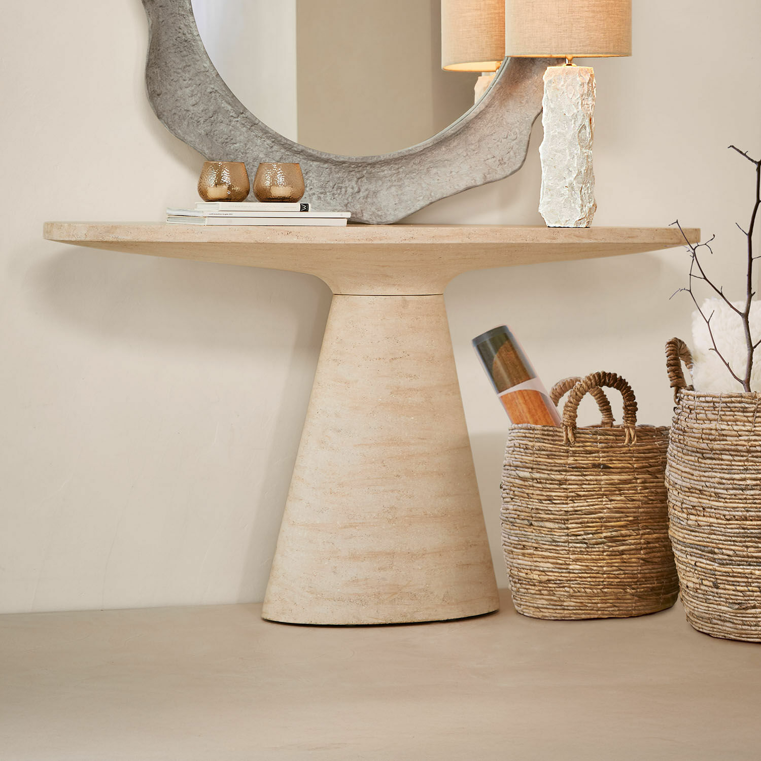 Beige stenen console met kegelvormige voet, modern design voor woonkamer
