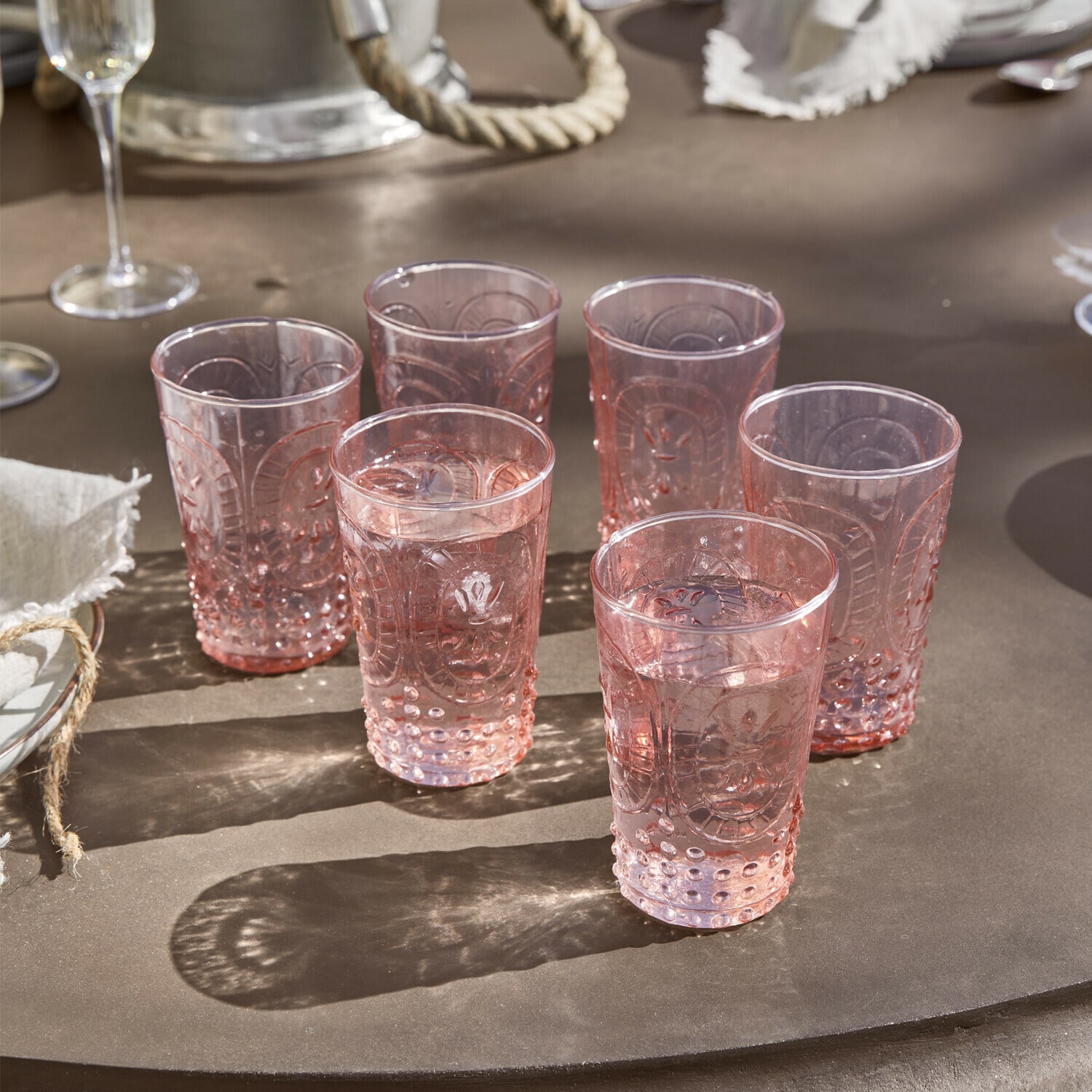 Glas set van 6 Fleury Set van zes roze glazen met decoratief patroon op bruine tafel voor dranken