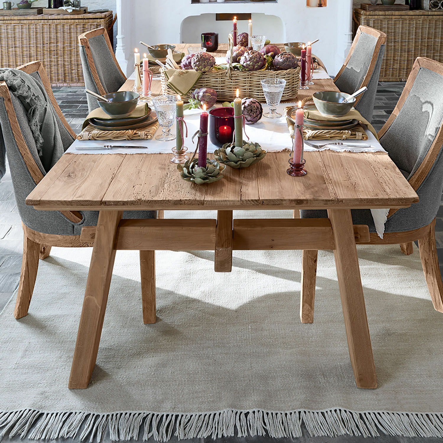 Eettafel Wilevor Eettafel van natuurlijk hout met grijze stoelen en kaarsen als tafelversiering