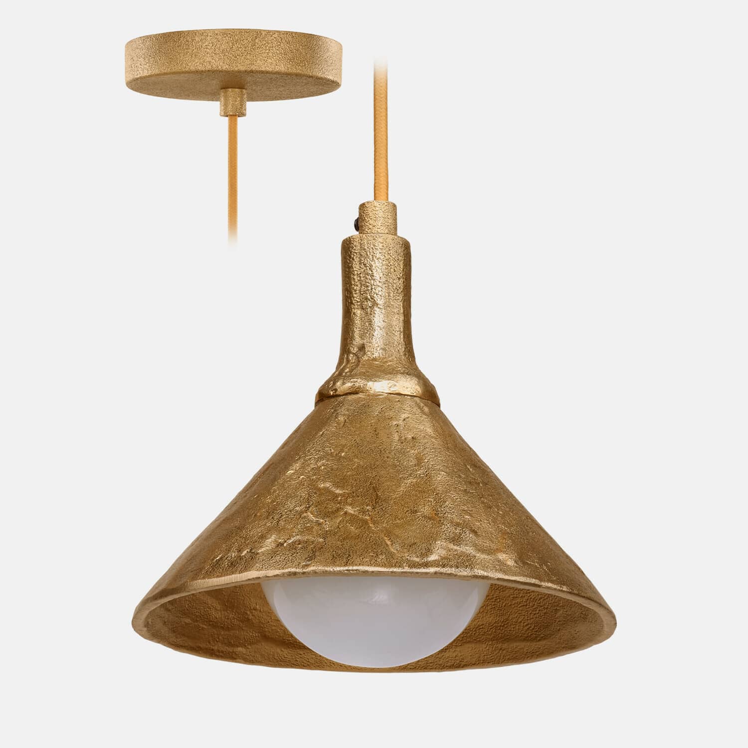 Gouden metalen hanglamp met gestructureerde kap en witte lamp voor binnenverlichting