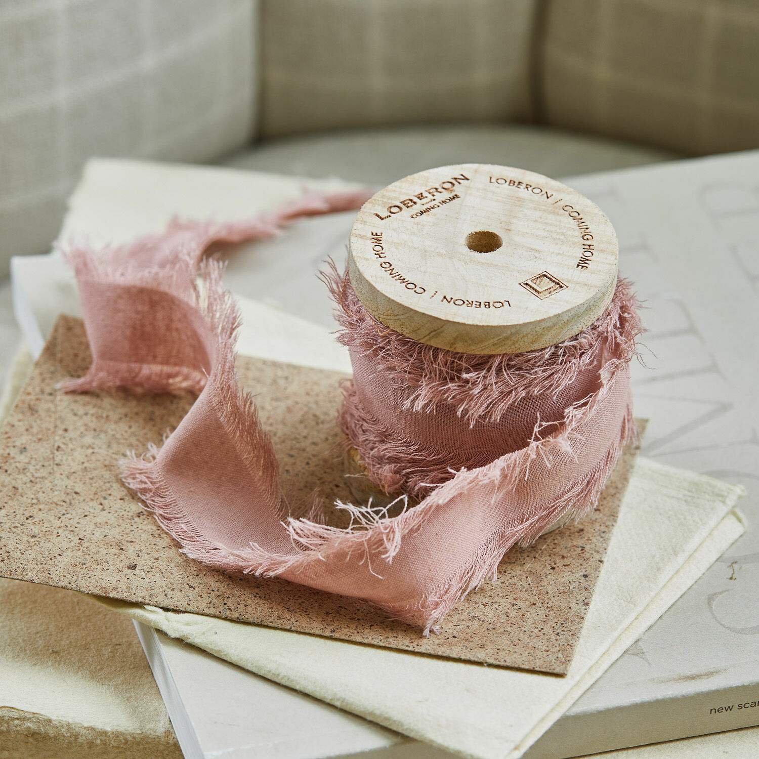 Lint Celoria Roze katoenen lint met rafelige randen op houten spoel voor decoratie en handwerk