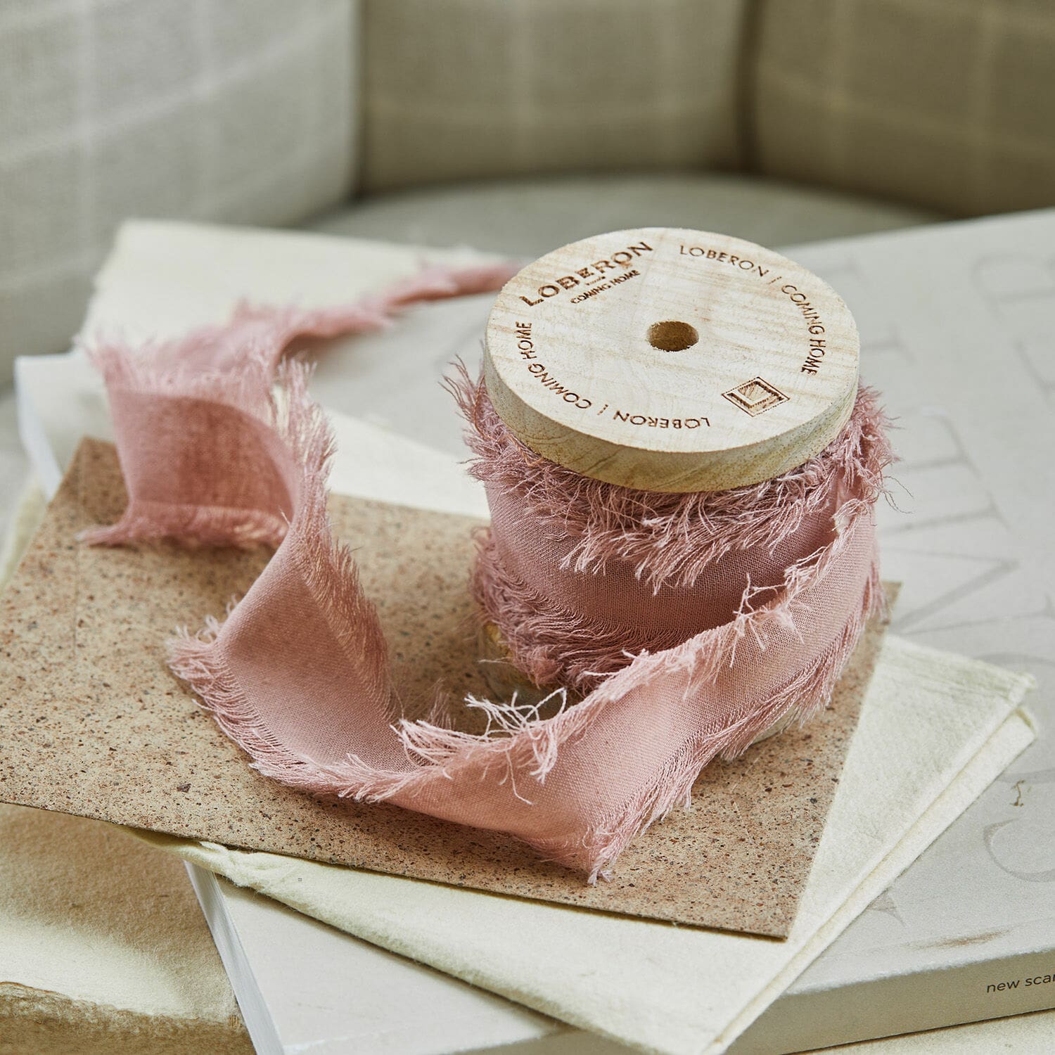 Lint Celoria Roze katoenen lint met rafelige randen op houten spoel voor decoratie en handwerk