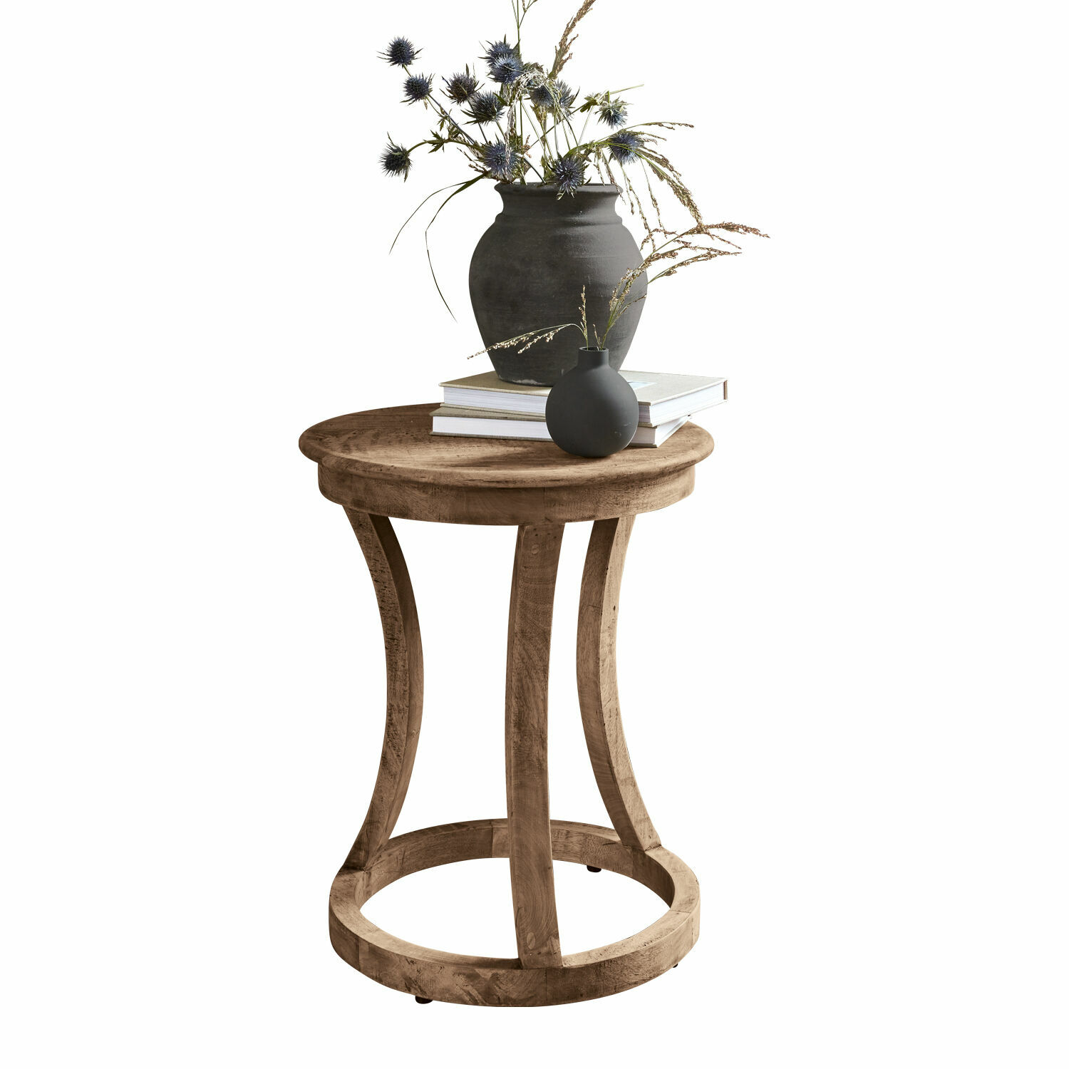 Bijzettafeltje East Harwich Ronde houten bijzettafel in natuurlijke kleur met decoratieve vazen en boeken erop