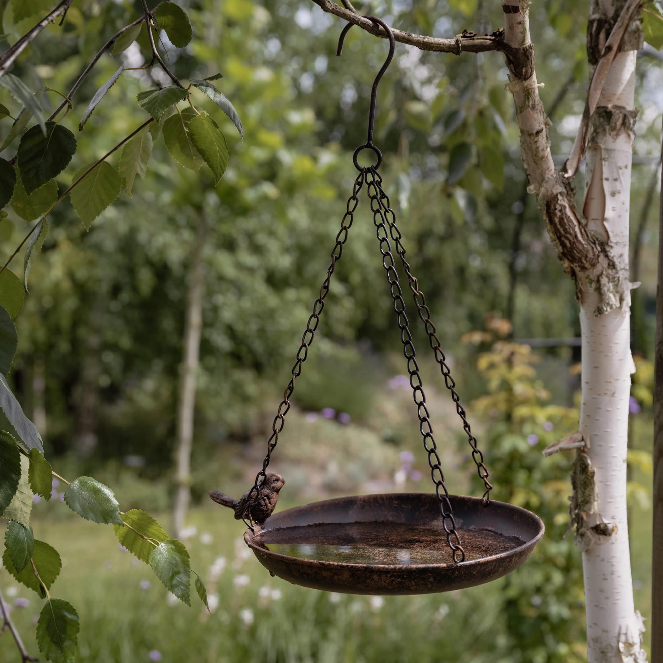 Hangende metalen schaal met decoratieve vogel, rustieke vogelbad voor tuin