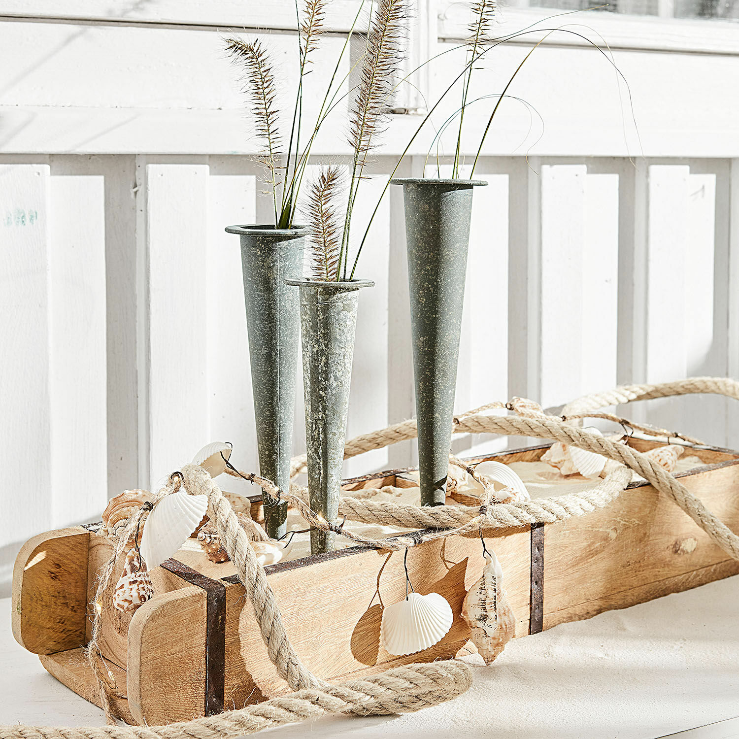 Vaas set van 3 Vullierens Decoratieve houten bak met metalen vazen en natuurlijke schelpen voor interieurdecoratie