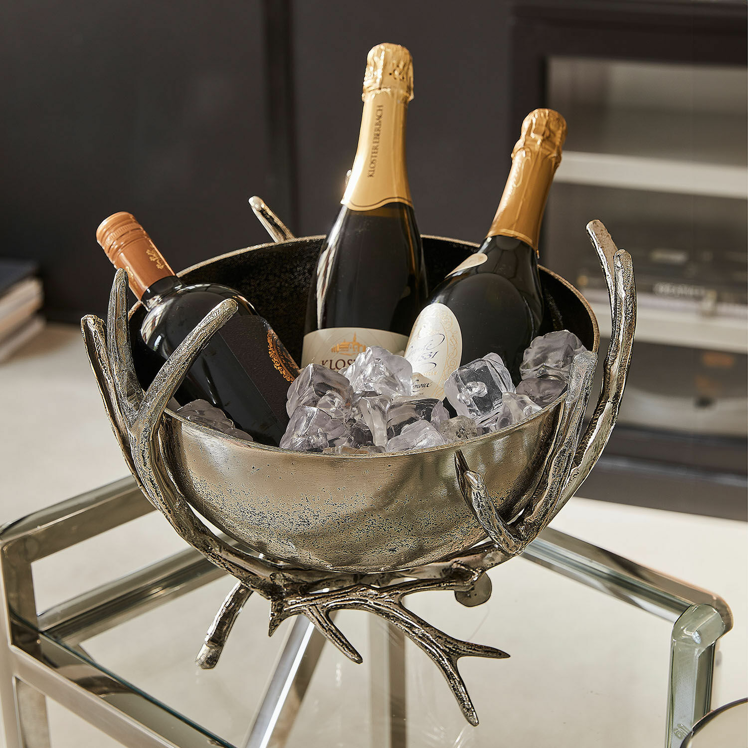 Champagnekoeler Amirak Zilverkleurige metalen ijsbak met gewei-motief en drie flessen wijn en champagne