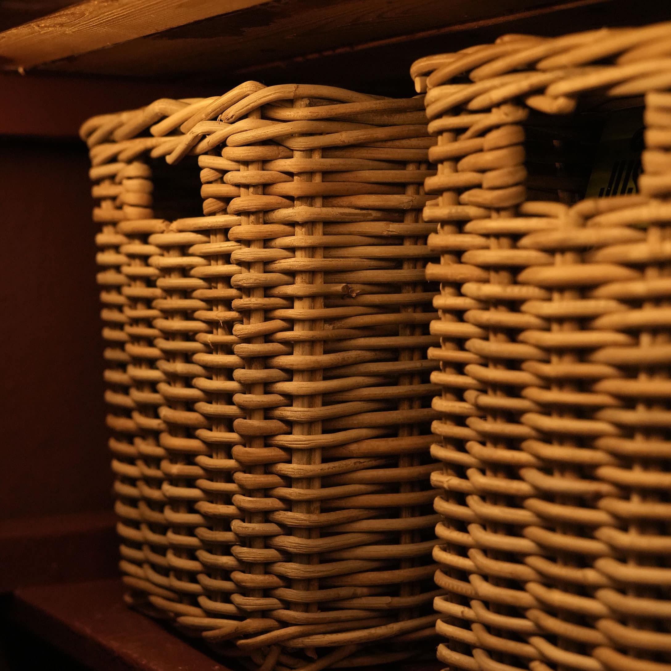 Natuurlijke rieten mand in warme beige tint, perfect voor opslag en organisatie in huis