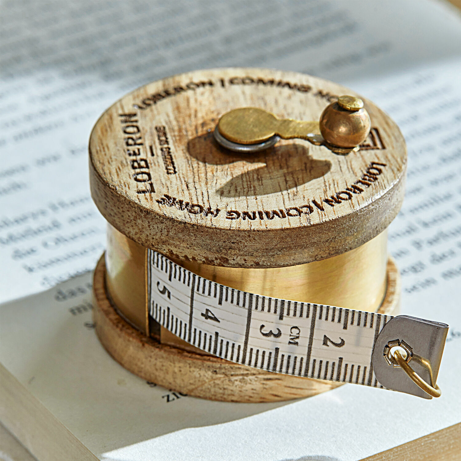 Meetlint Lewiston Ronde houten meetlint met metalen mechanisme en witte centimeterband voor naaien