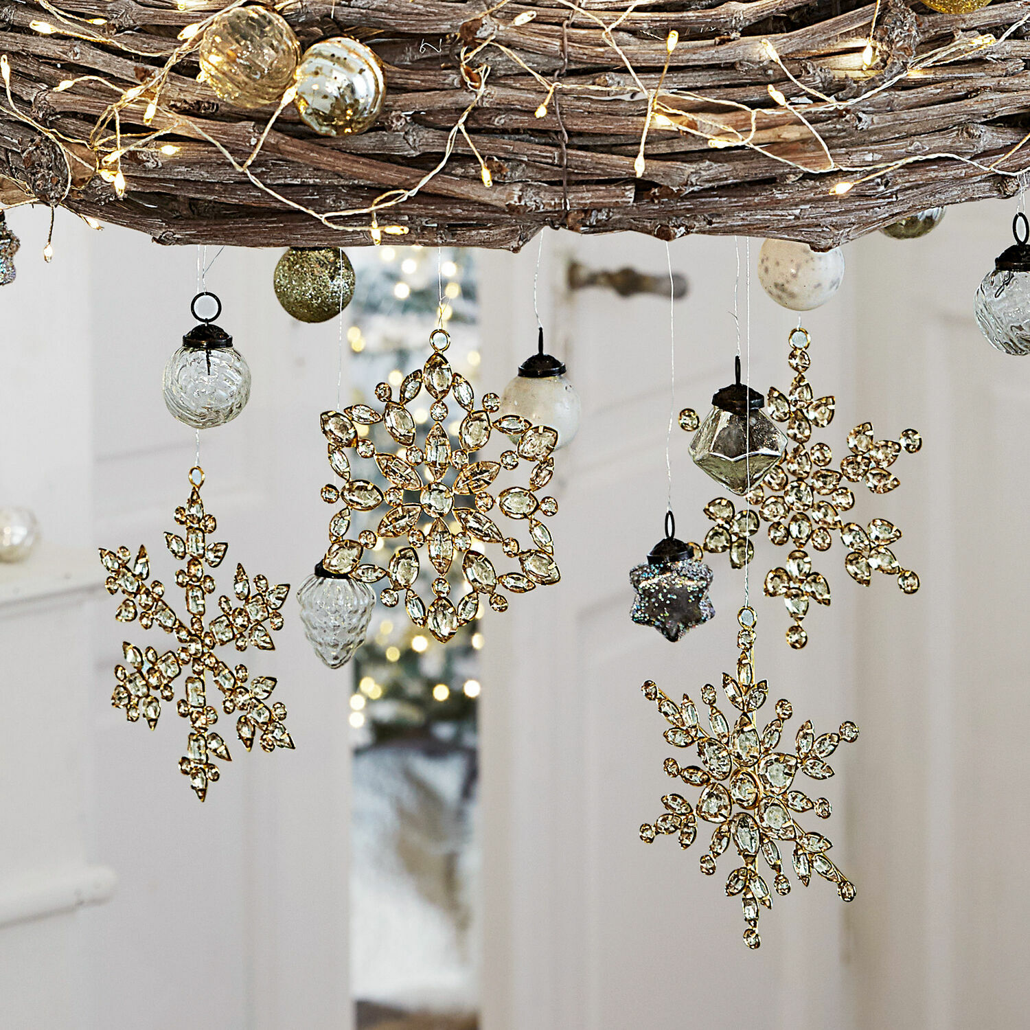 Kerstversiering set van 4 Gaillon Gouden kerstversieringen in sneeuwvlokvorm met kristallen en glazen ballen aan een tak met LED-lichtjes