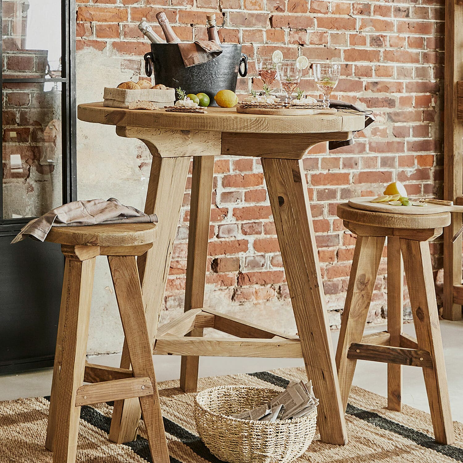 Statafel Stonington Hoge houten tafel met twee krukken in natuurlijke kleur voor een bakstenen muur, loftstijl