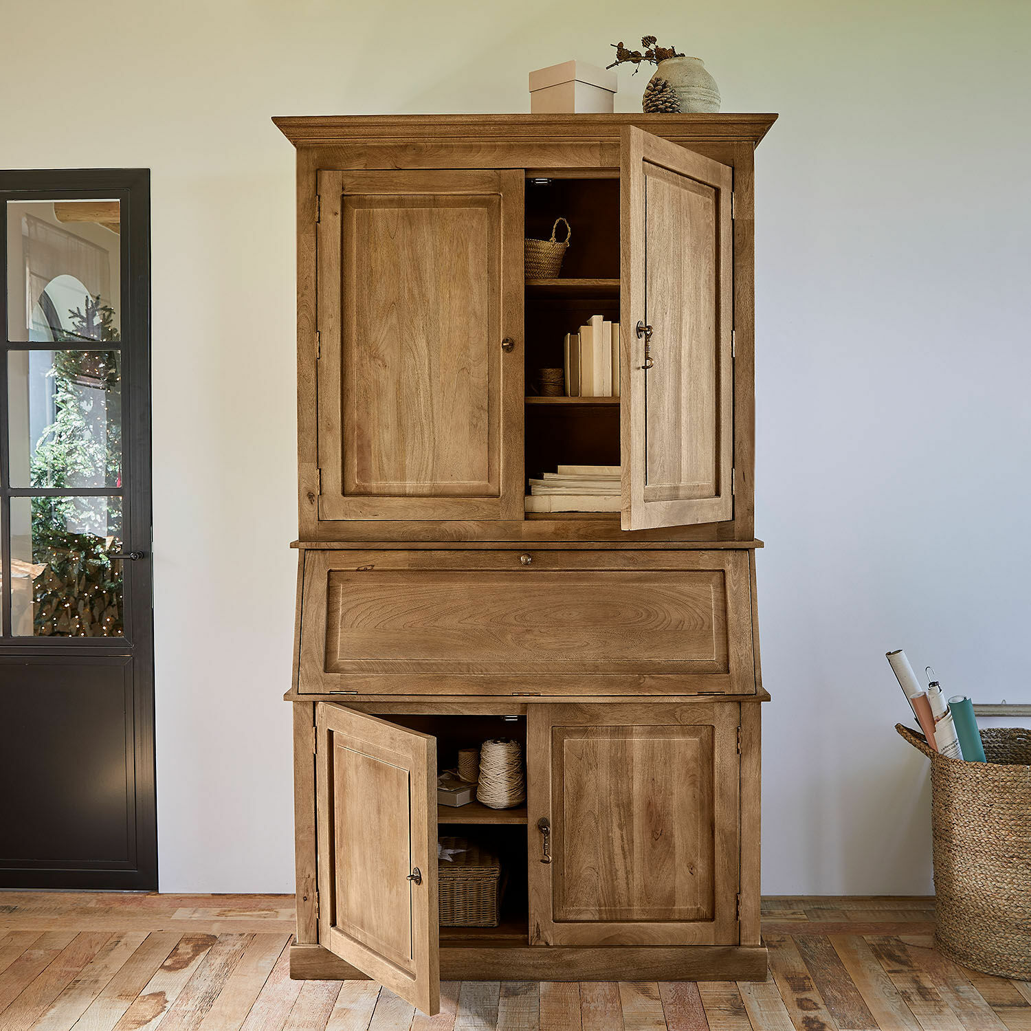 Houten kast in natuurlijke kleur met open deuren en planken, opbergmeubel voor woonkamer