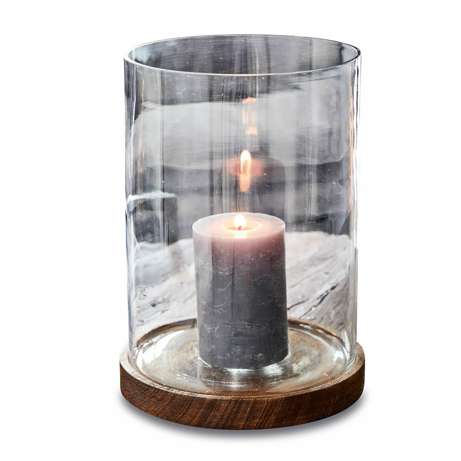 Glazen windlicht met houten voet en brandende grijze kaars, sfeervolle woondecoratie