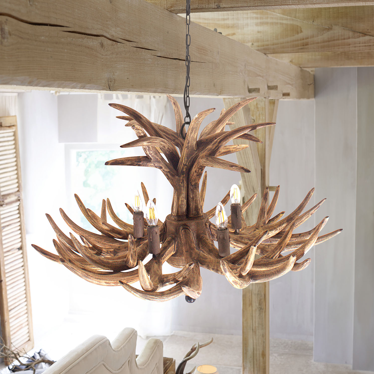 Rustieke houten kroonluchter in geweivorm, decoratieve verlichting voor gezellige woonkamer