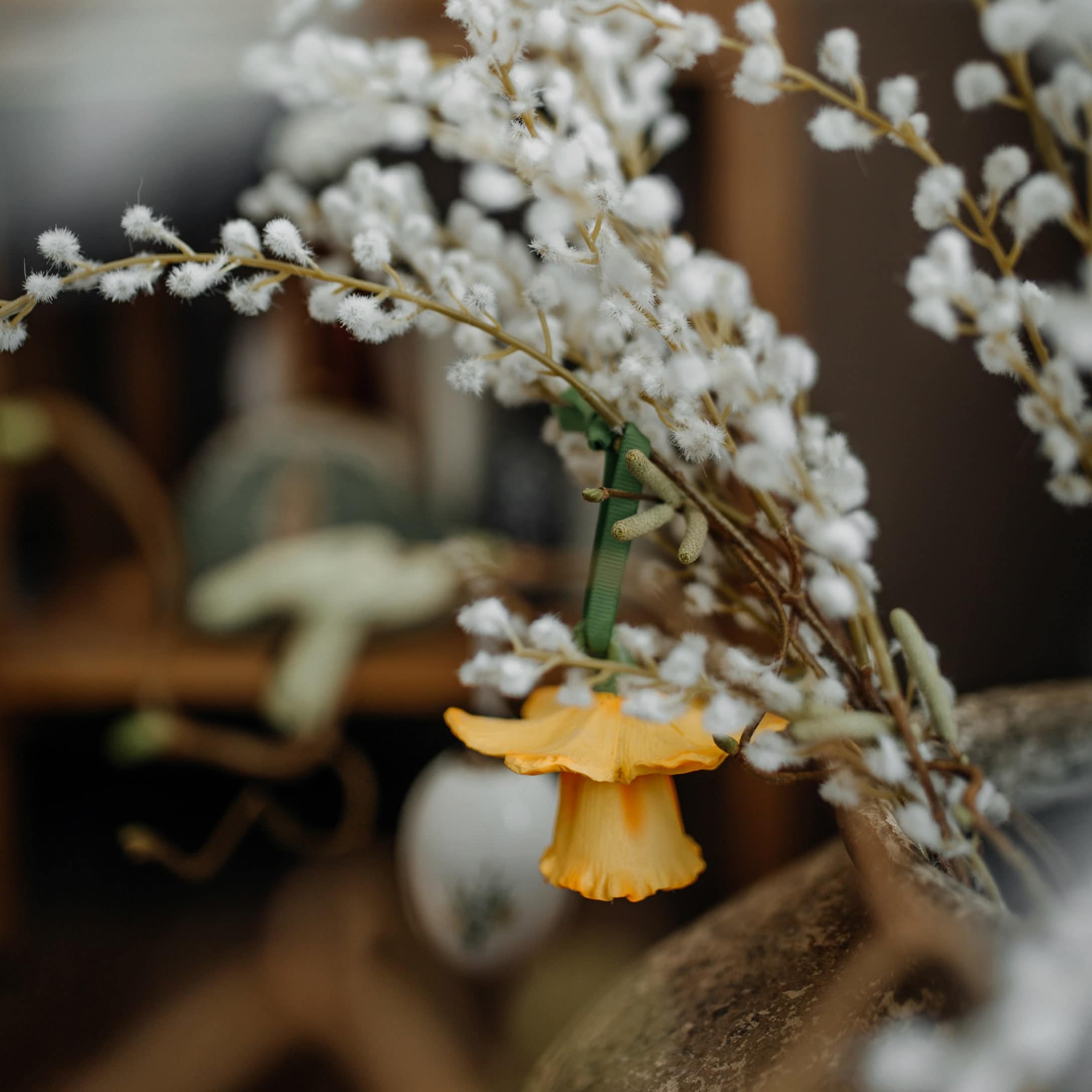 Paasdecoratie met witte pluizige takken en gele bloem voor binnenruimtes