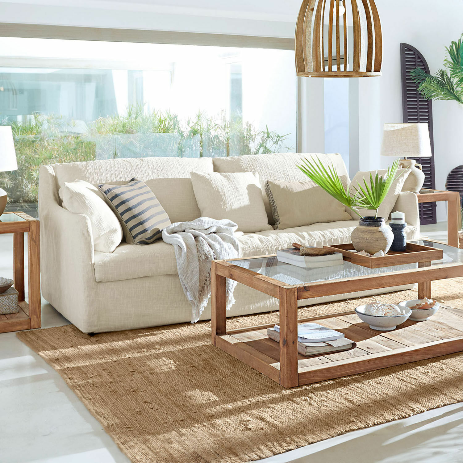 Bank Shadowfield Beige stoffen bank in lichte woonkamer met houten salontafel en natuurlijke vloerkleed