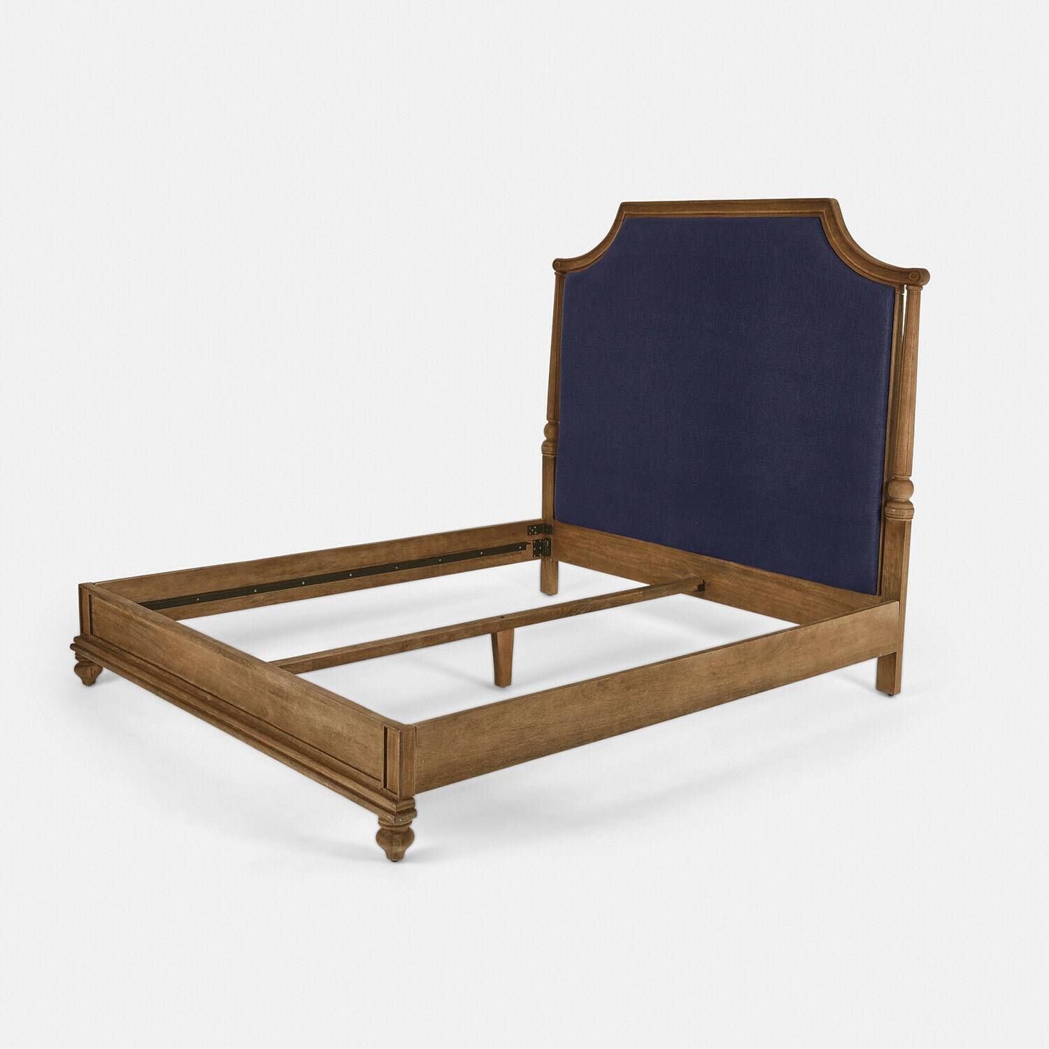 Houten bed met donkerblauw gestoffeerd hoofdeinde, klassiek ontwerp voor slaapkamer