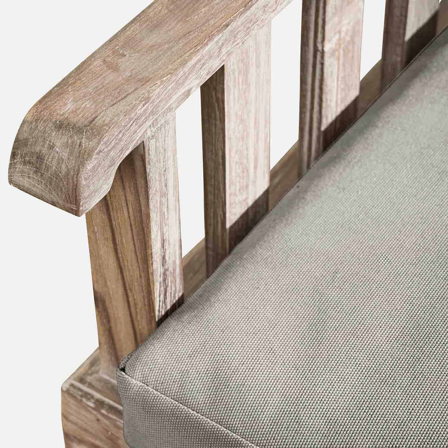 Zitting met lichtgrijs stoffen kussen op natuurlijke houten rugleuning van bank