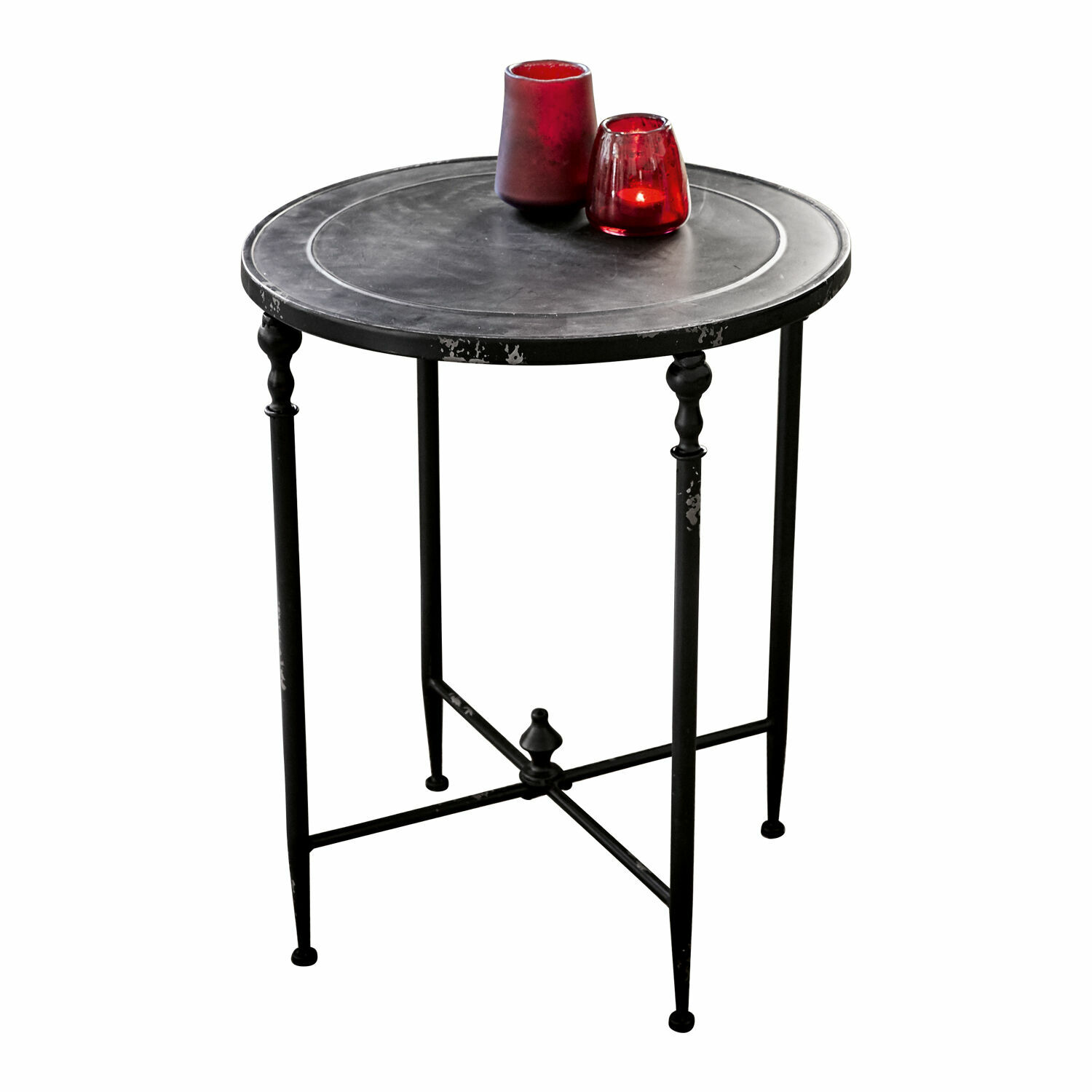 Bijzettafel Danbury Ronde zwarte metalen bijzettafel met decoratieve poten en rode kaarsenhouders erop