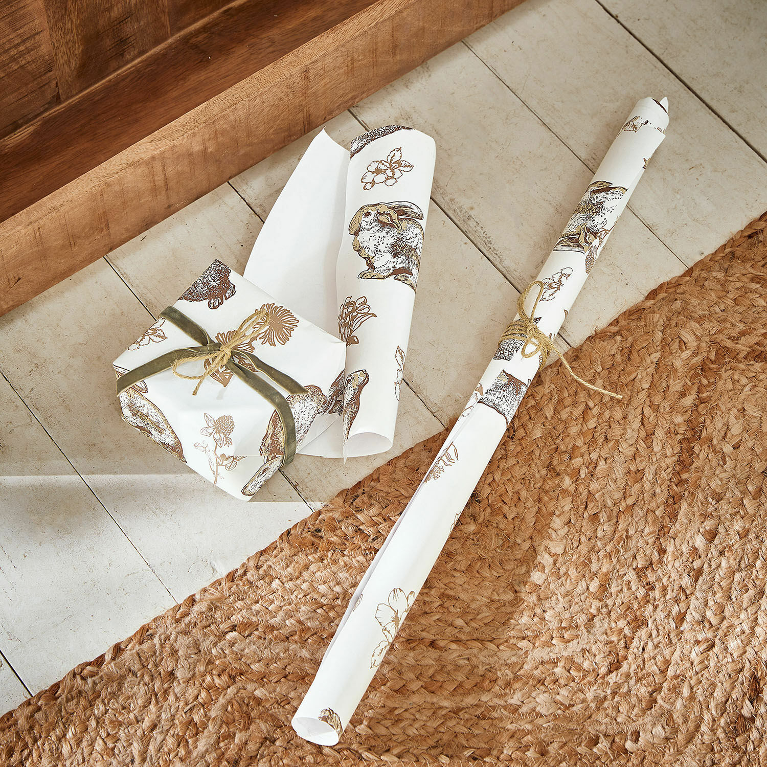 Cadeaupapier FSC®-Mix 70% Skylar Inpakpapier met bruine konijnen- en bloemenmotieven op witte achtergrond, rustieke stijl