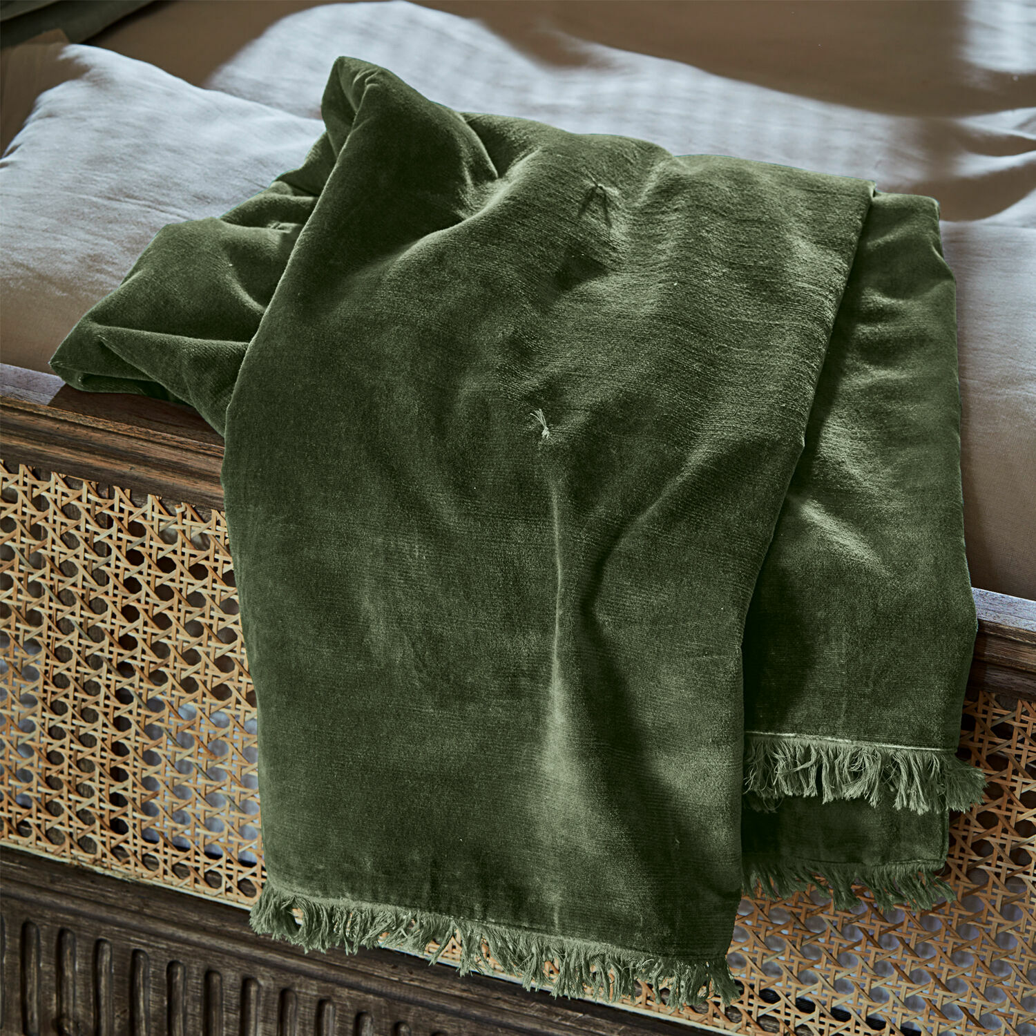 Plaid Maelis Groene fluwelen deken met franjes op houten bed, zachte decoratieve slaapkamertextiel