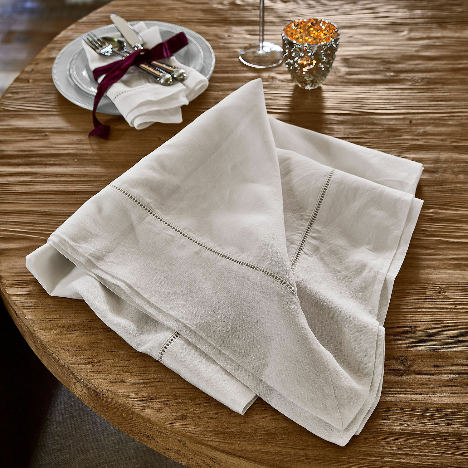 Tafelkleed Covent Garden Witte linnen servet met fijne borduur op houten tafel, elegante tafeldecoratie