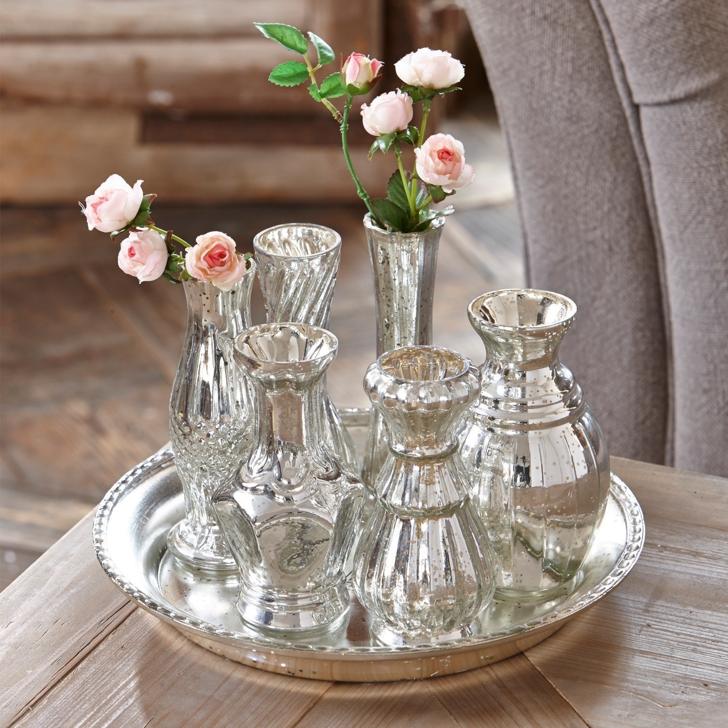 Dienblad met vazen Blairville Set zilverkleurige glazen vazen op dienblad met roze bloemen, stijlvolle tafeldecoratie