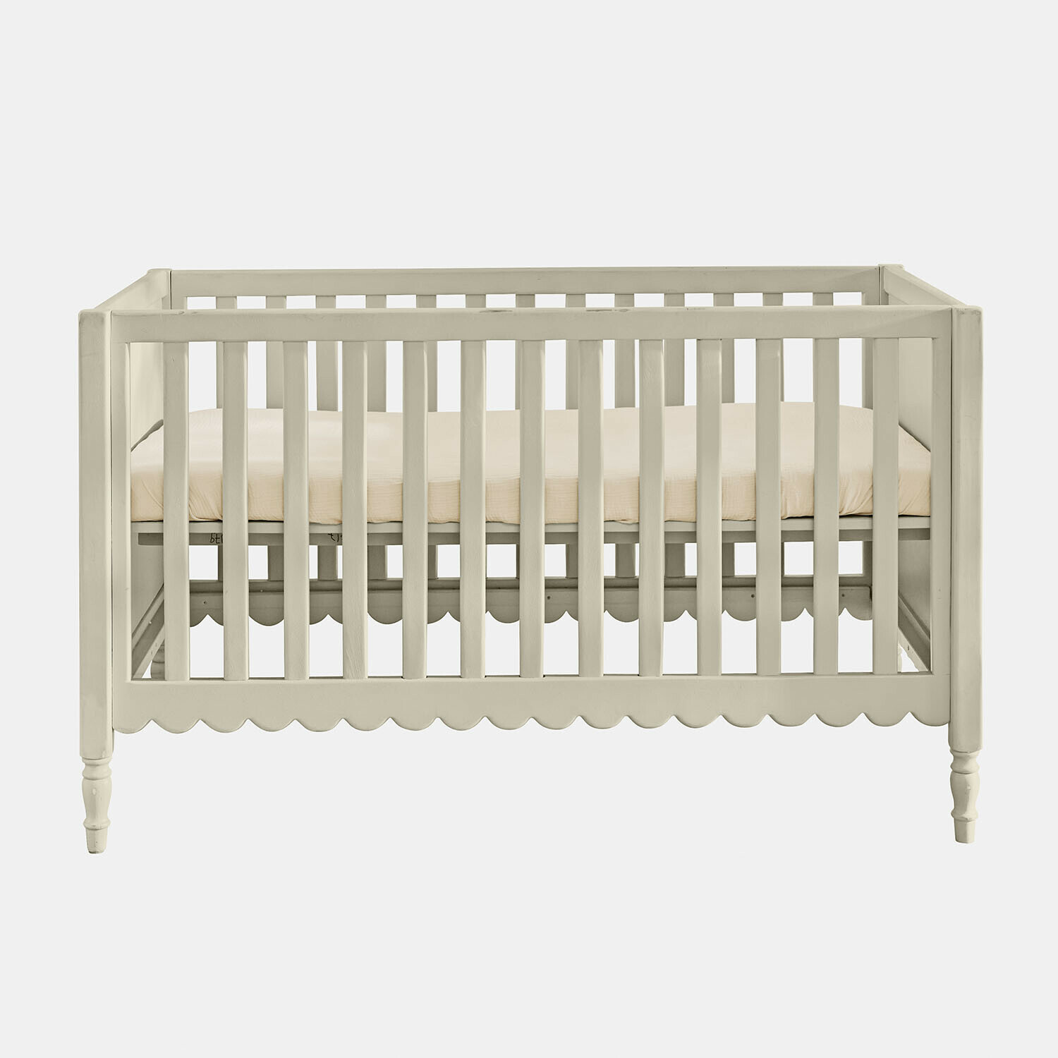 Ledikant Leily Witte houten babybed met beige matras en decoratieve gegolfde rand aan de onderkant