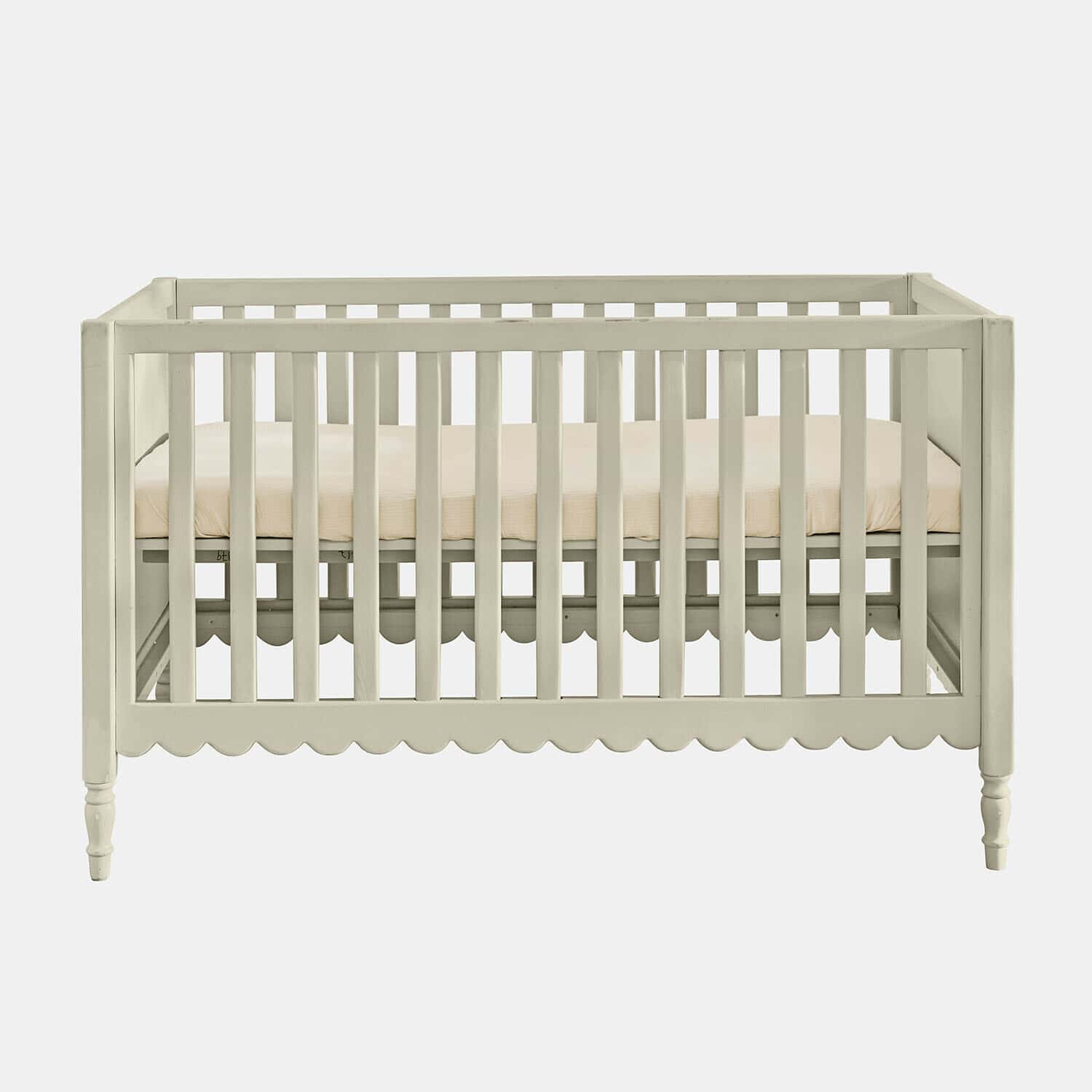 Ledikant Leily Witte houten babybed met beige matras en decoratieve gegolfde rand aan de onderkant