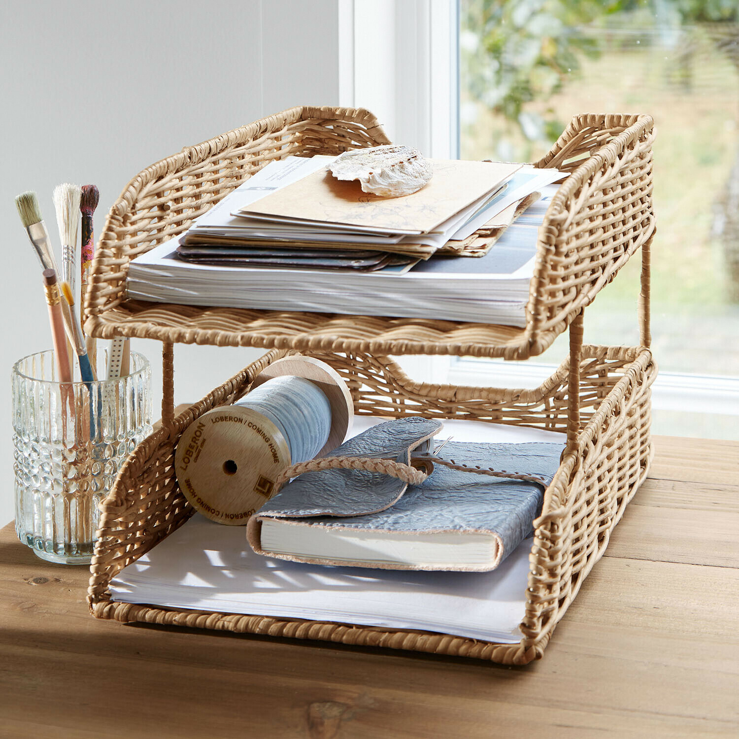 Tweeledig rieten organizer in natuurlijke kleur voor documenten en kantoorbenodigdheden