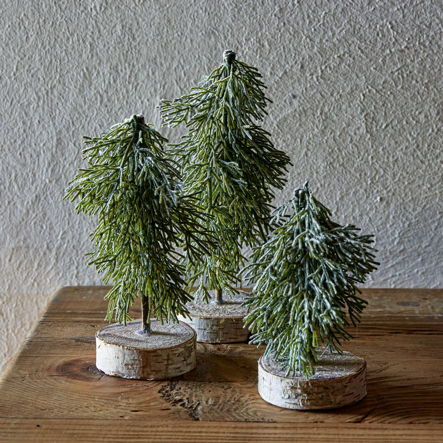 Boompje set van 3 Lonzac Drie groene decoratieve kerstboompjes van materiaal op houten voet, kersttafelversiering