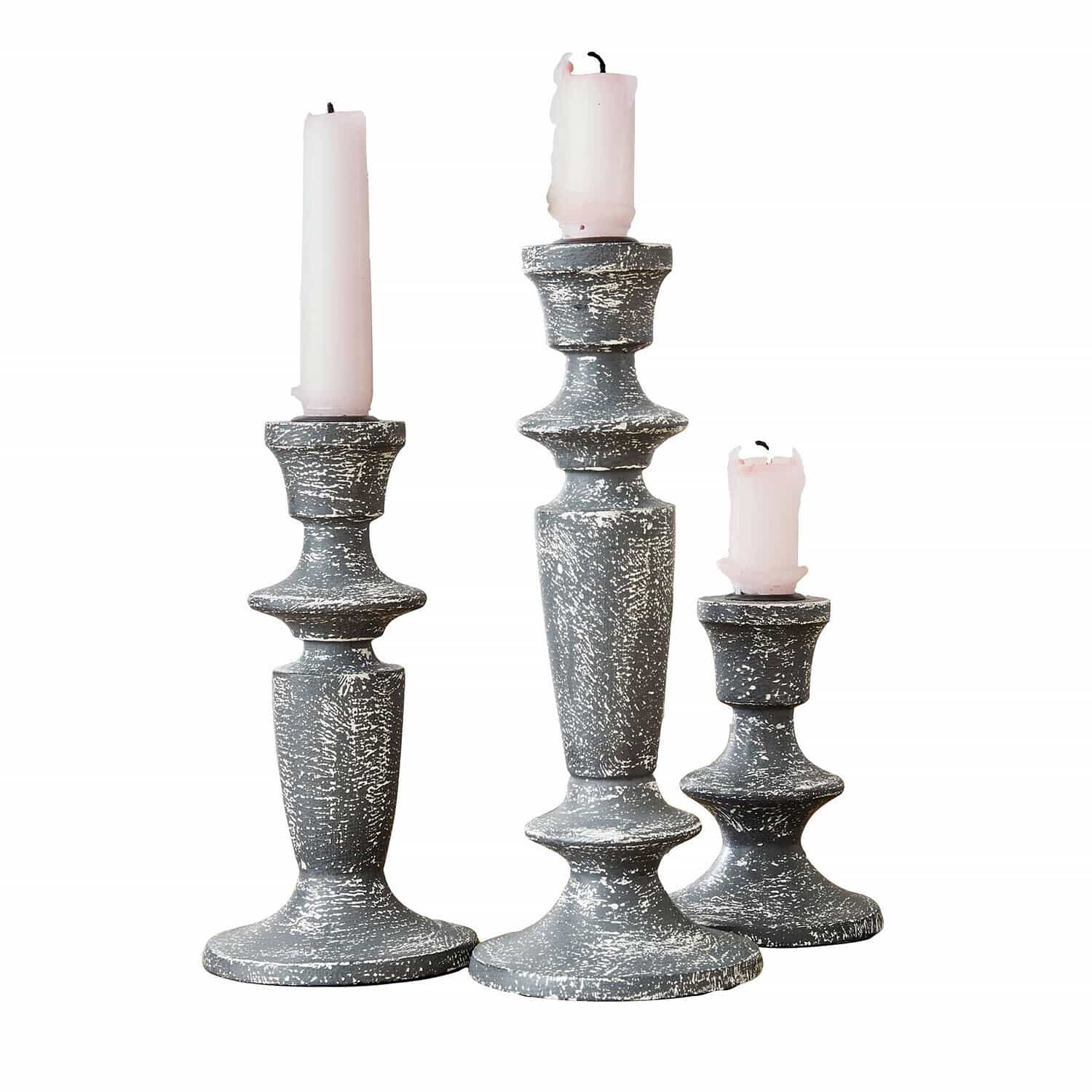 Set van drie grijze kaarsenhouders van verouderd hout met roze kaarsen voor interieurdecoratie