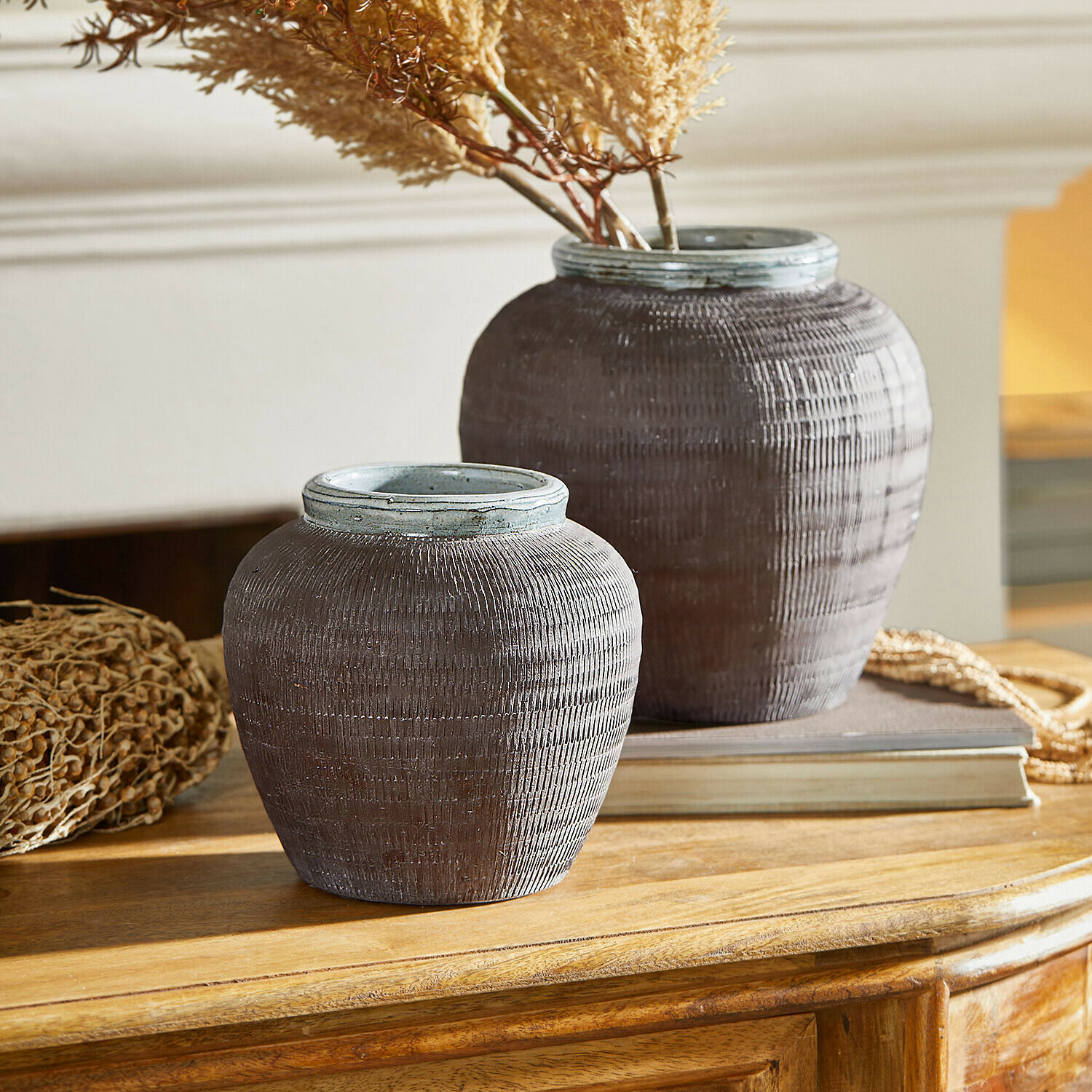 Vaas set van 2 Calverna Twee decoratieve bruine keramische vazen op houten tafel met gedroogde planten