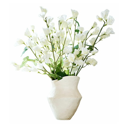 Witte keramische vaas met textuur en boeket witte decoratieve bloemen voor interieur