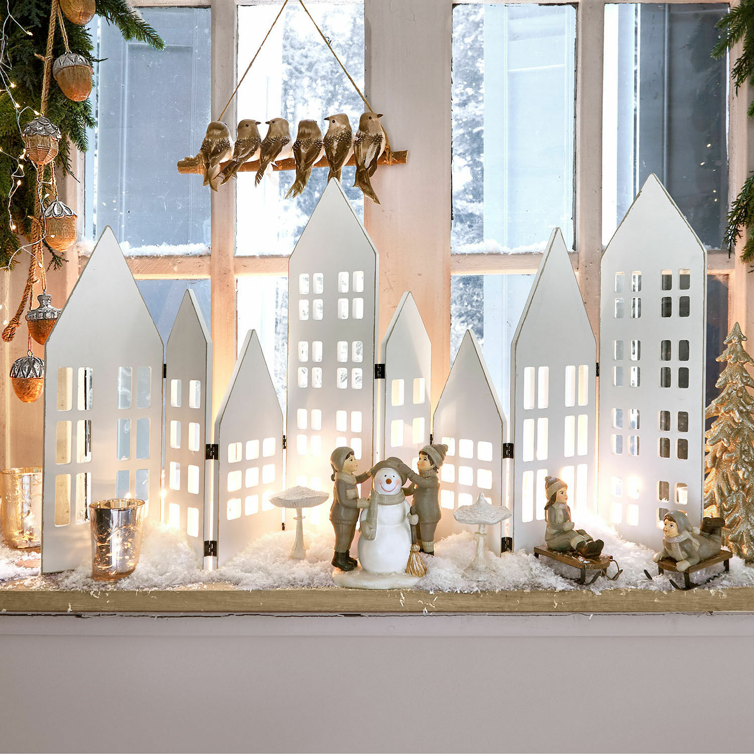Decoratieve shutter Cottages Winterdecoratie met witte houten huisjes en kinderfiguren met sneeuwpop op vensterbank