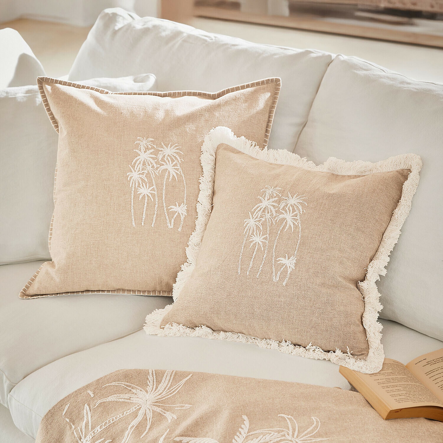 Kussenhoes set van 2 Windlake Beige linnen kussens met witte palmboom borduur op lichte bank, decoratieve woontextiel