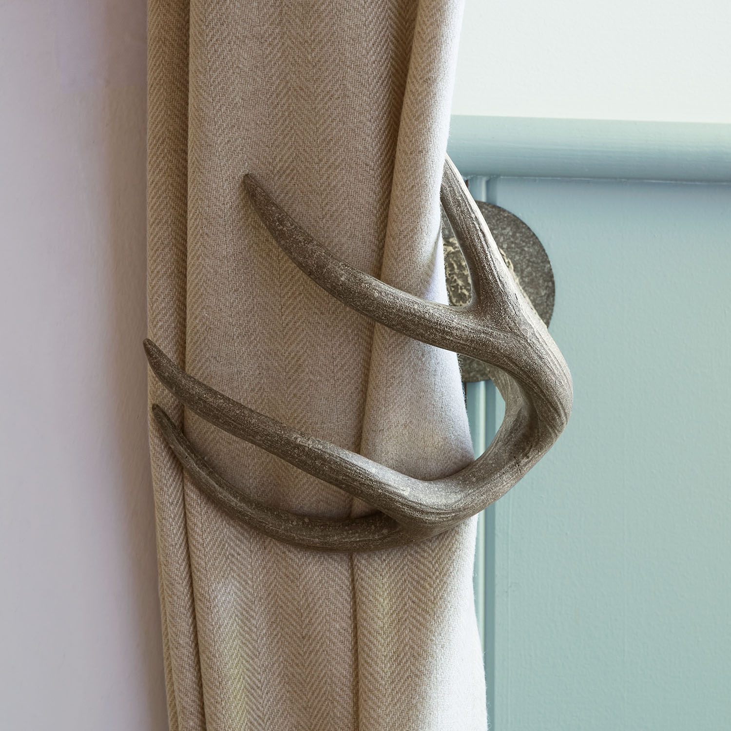 Natuurlijke gordijnhouder in de vorm van een grijs gewei, decoratieve raamaccessoire voor interieur