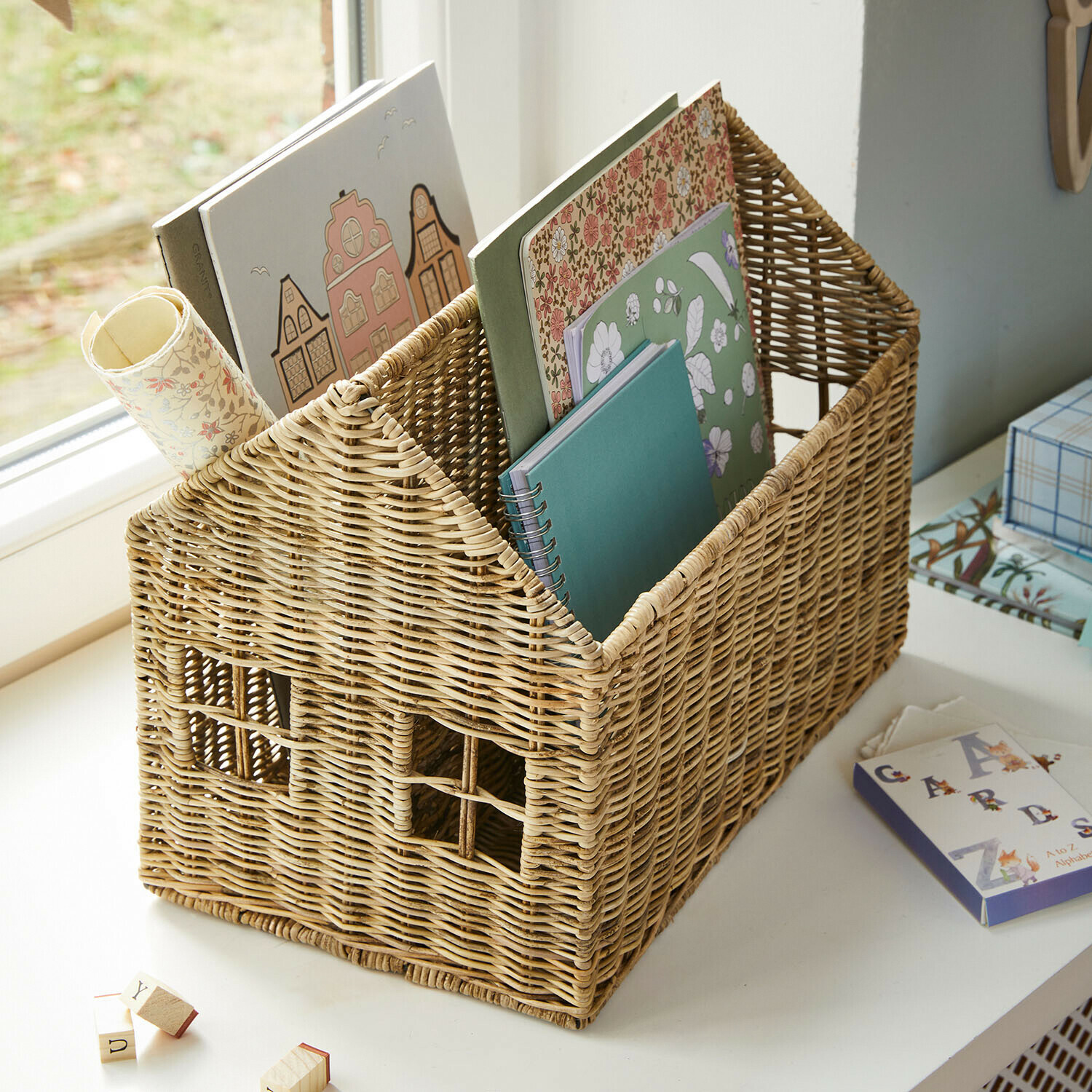 Rieten mand in huisvorm met mappen en notitieboekjes, natuurlijke kleur voor bureau