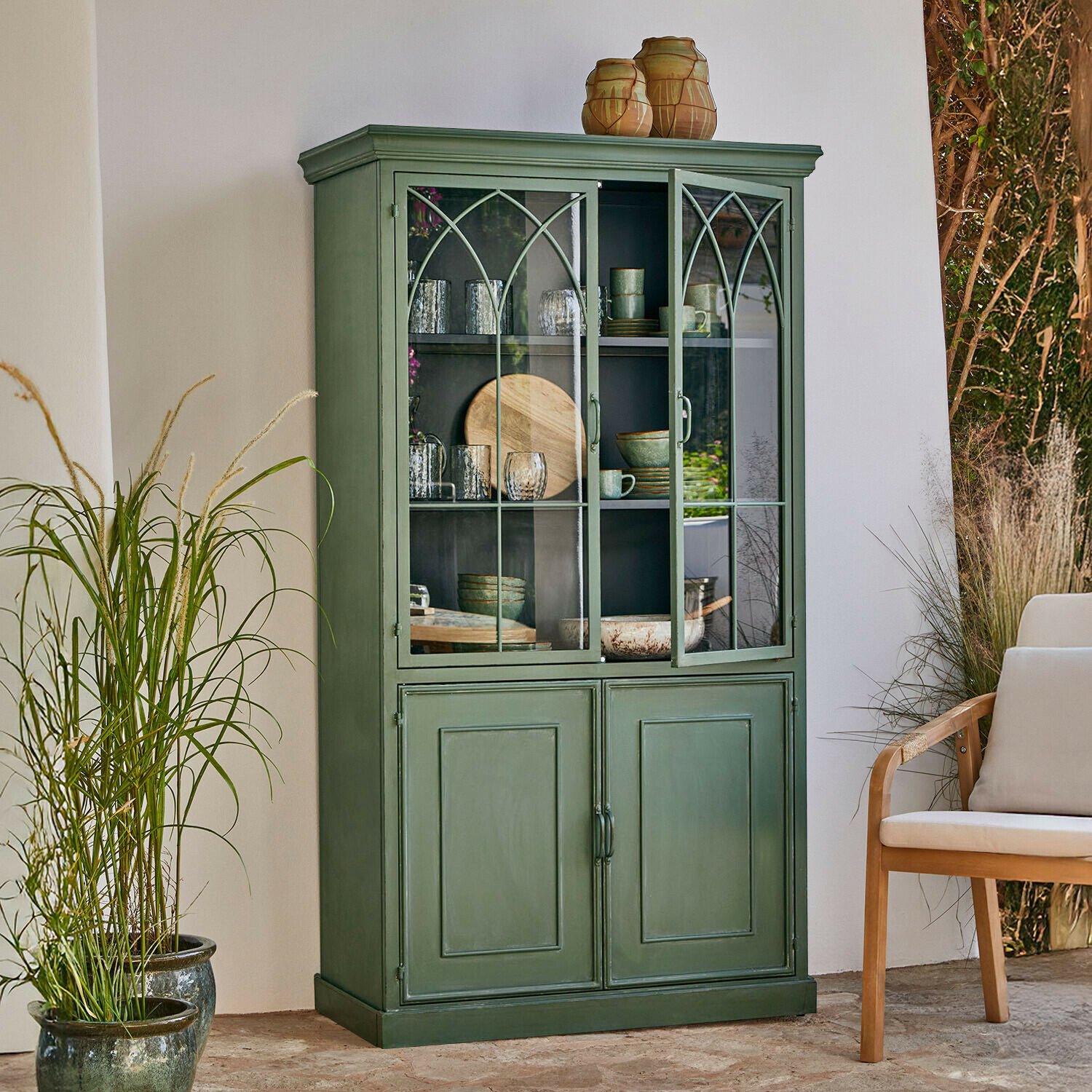 Kast Tivareño Groene houten vitrinekast met glazen deuren en planken voor servies in vintage stijl