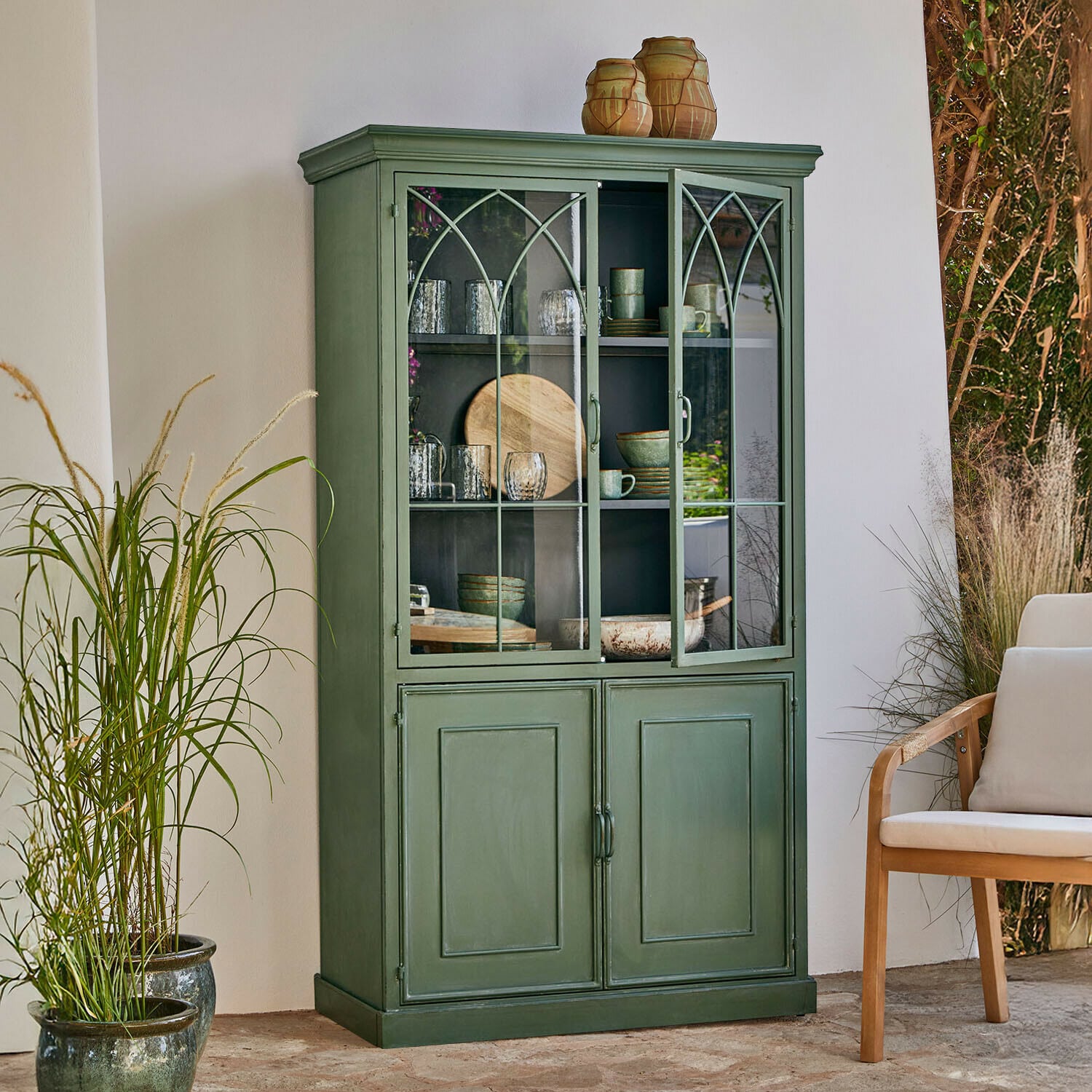 Kast Tivareño Groene houten vitrinekast met glazen deuren en planken voor servies in vintage stijl