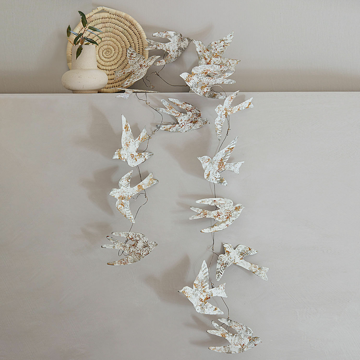 Wanddecoratie van metaal met witte verweerde vogels voor vintage interieur