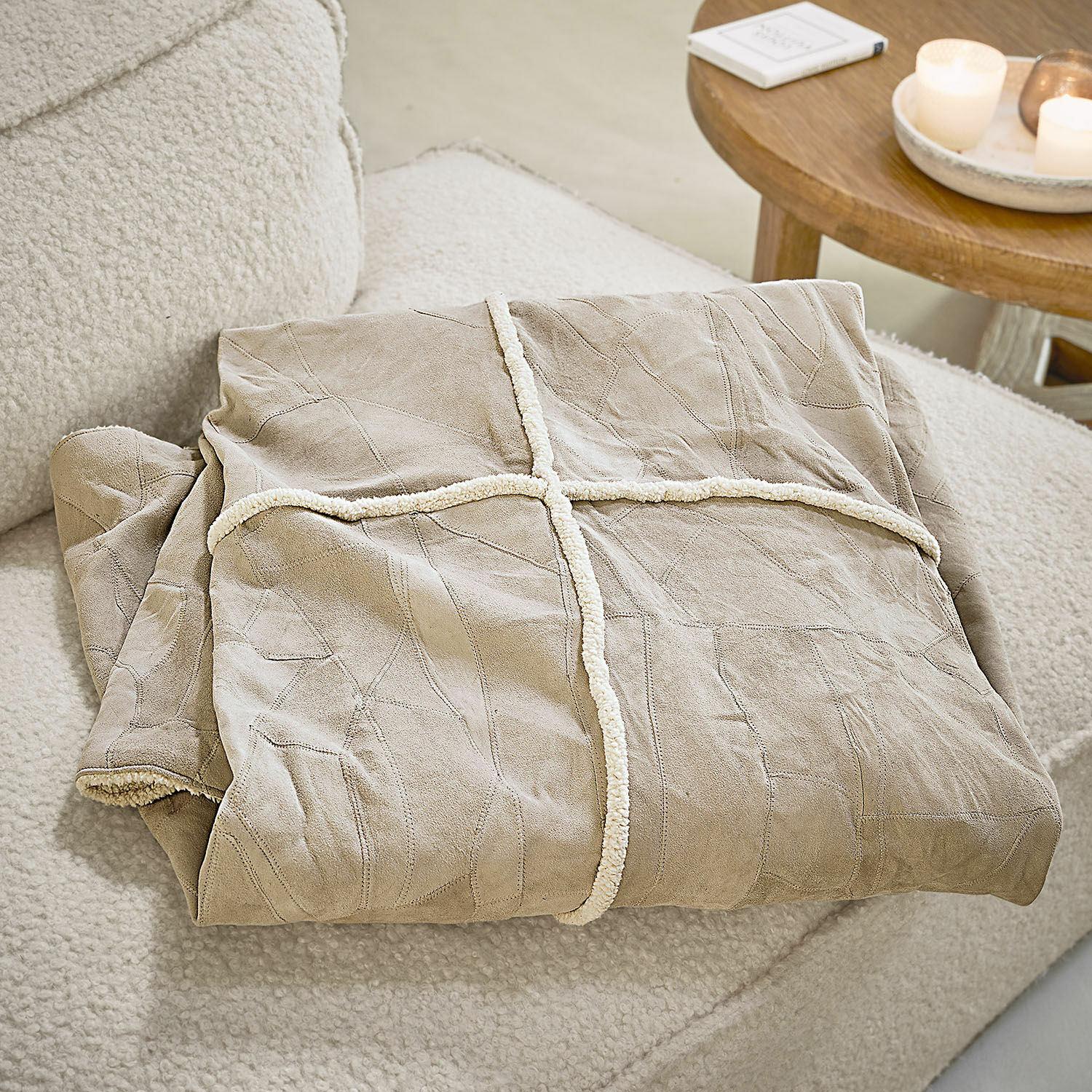 Plaid Raminya Beige suède deken met witte teddy rand, ideaal voor een gezellige woonkamer en interieurdecoratie