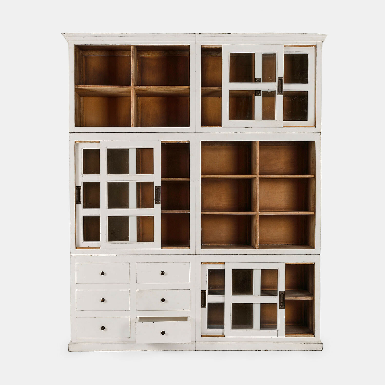 Witte houten kast met glazen deuren en meerdere planken voor opbergruimte