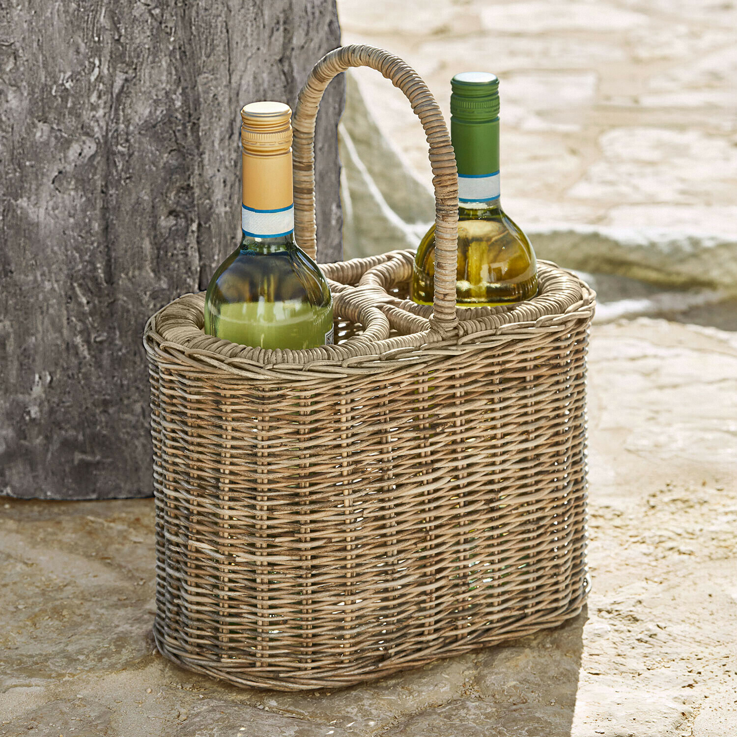 Natuurlijke beige rieten mand voor twee wijnflessen, praktisch en stijlvol voor picknick