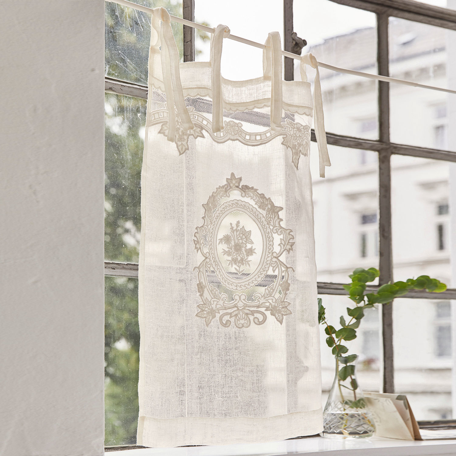 Vitrage Mesnay Witte linnen vitrage met geborduurd bloemenpatroon en striklinten om aan het raam te hangen