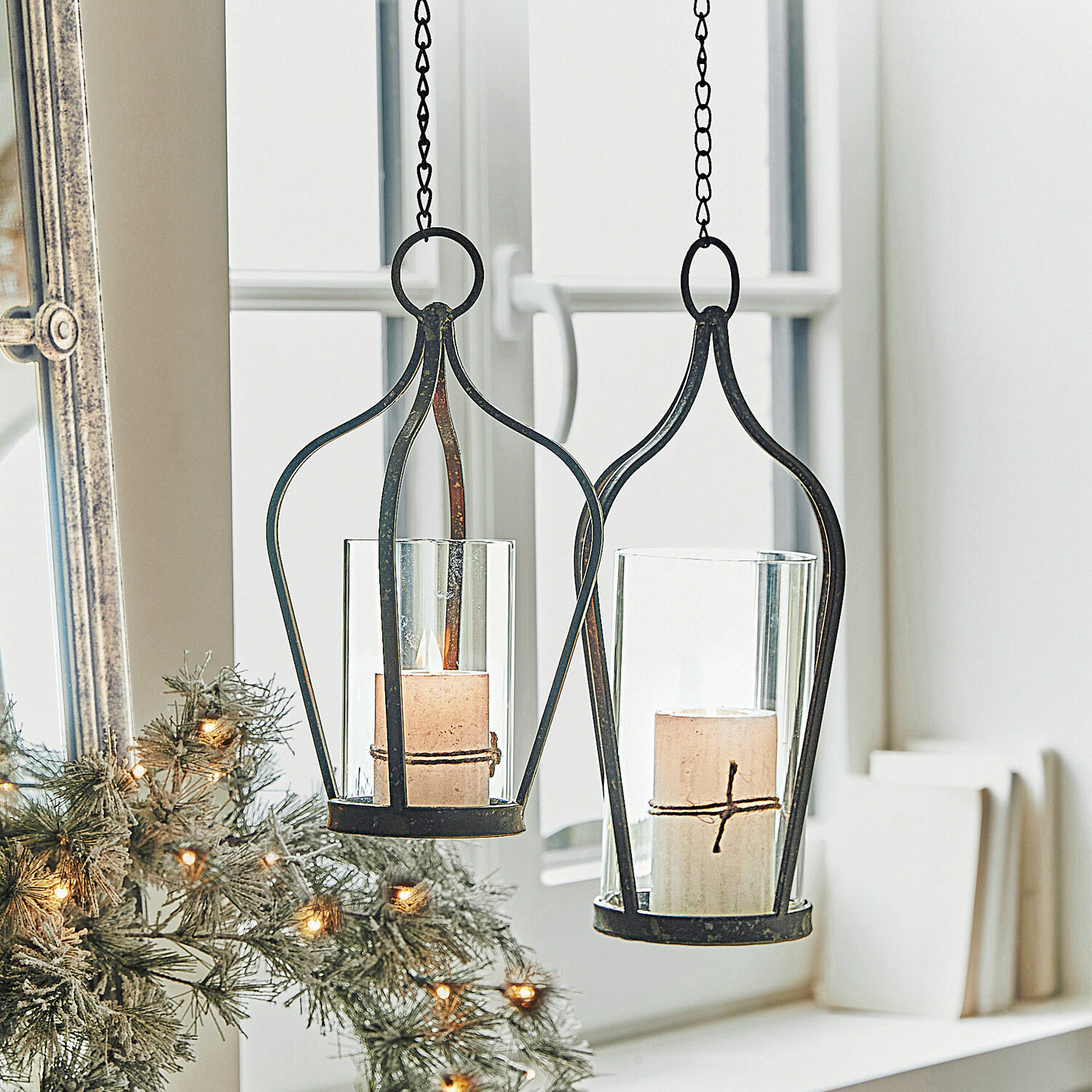 Hanglantaarn set van 2 Mikella Zwarte metalen hangende lantaarns met helder glas en witte kaarsen, feestelijke raamdecoratie