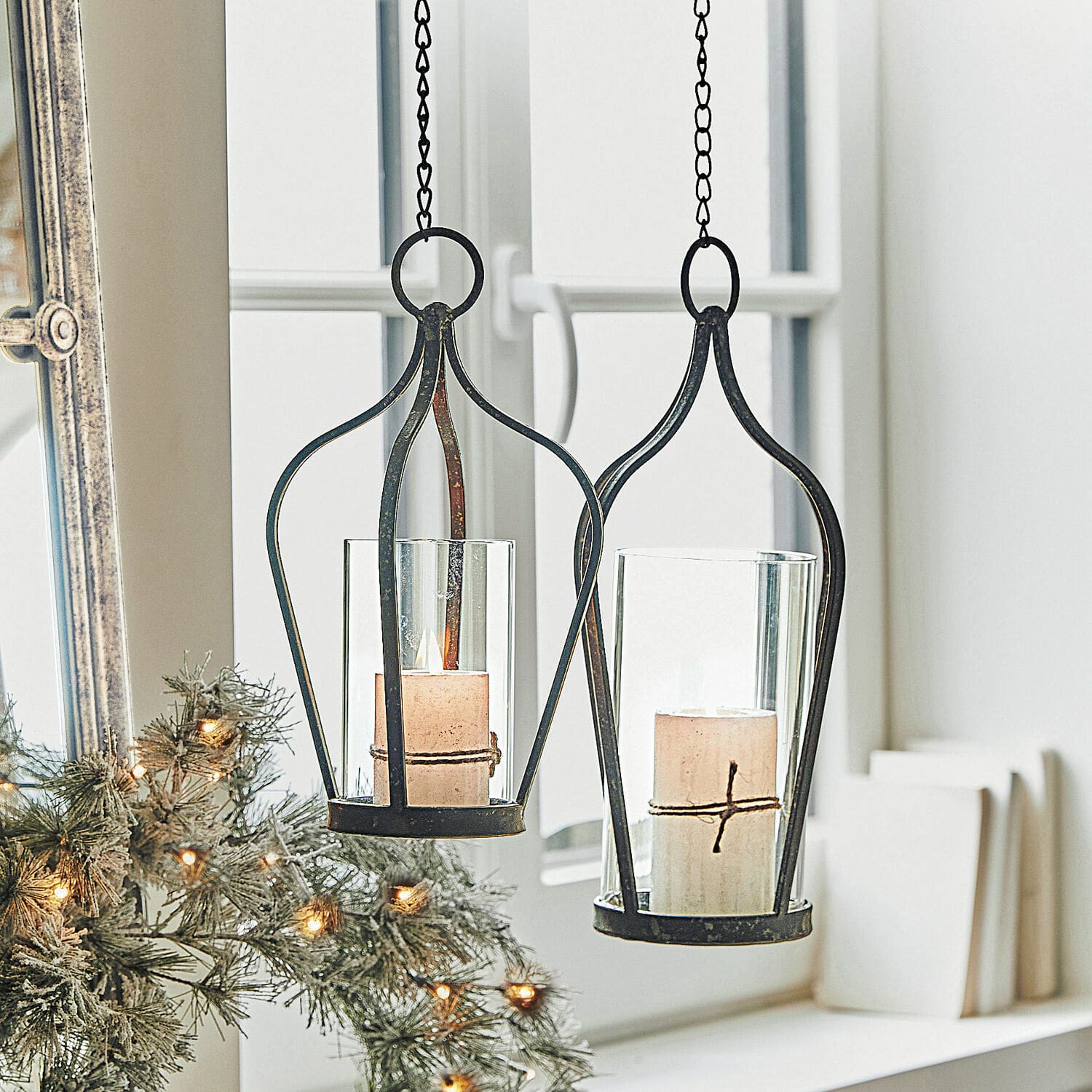 Hanglantaarn set van 2 Mikella Zwarte metalen hangende lantaarns met helder glas en witte kaarsen, feestelijke raamdecoratie
