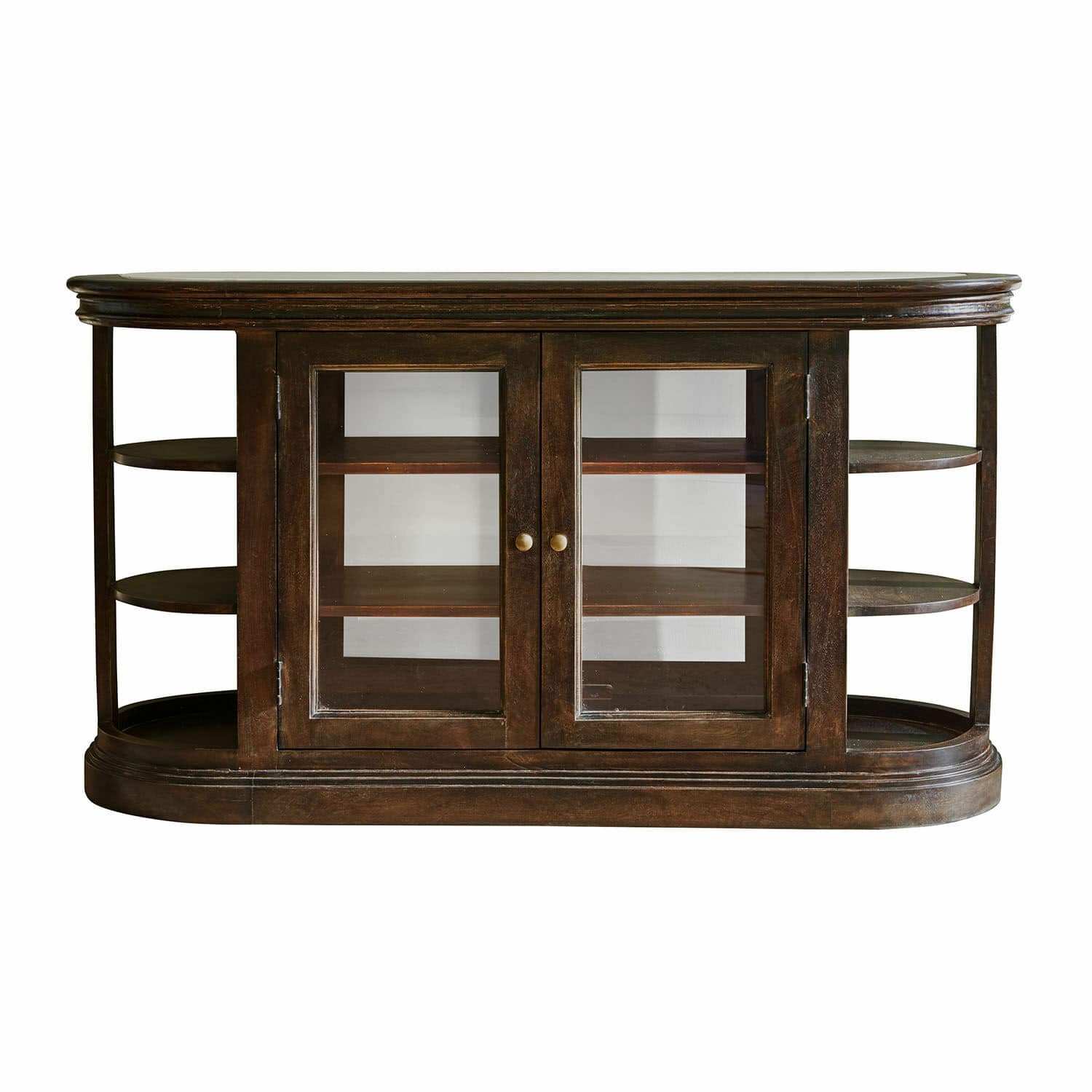 Donkere houten dressoir met glazen deuren en zijplanken voor opbergruimte in de woonkamer