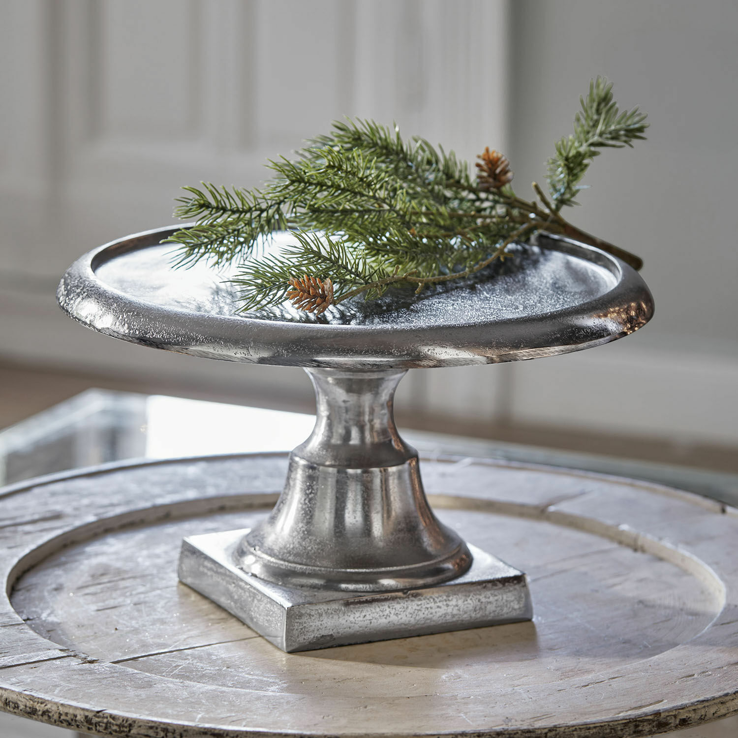 Etagère Maelora Zilverkleurige metalen schaal op voet, stijlvolle decoratie voor tafel en interieur